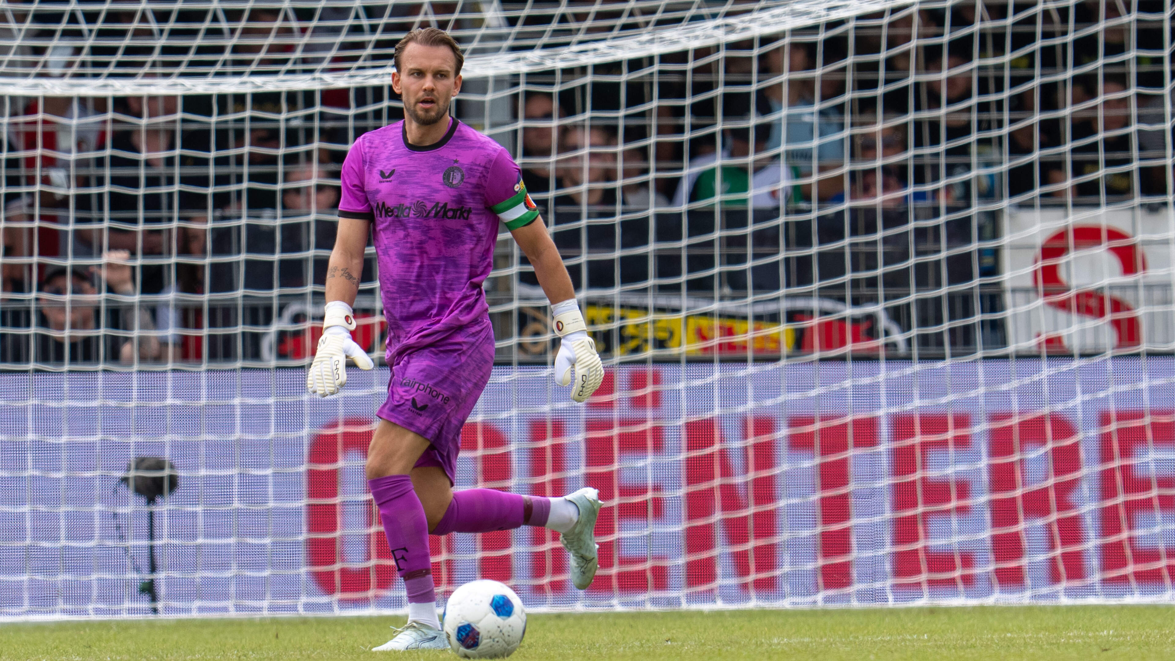 VfL Wolfsburg richt pijlen op Feyenoord-keeper Timon Wellenreuther