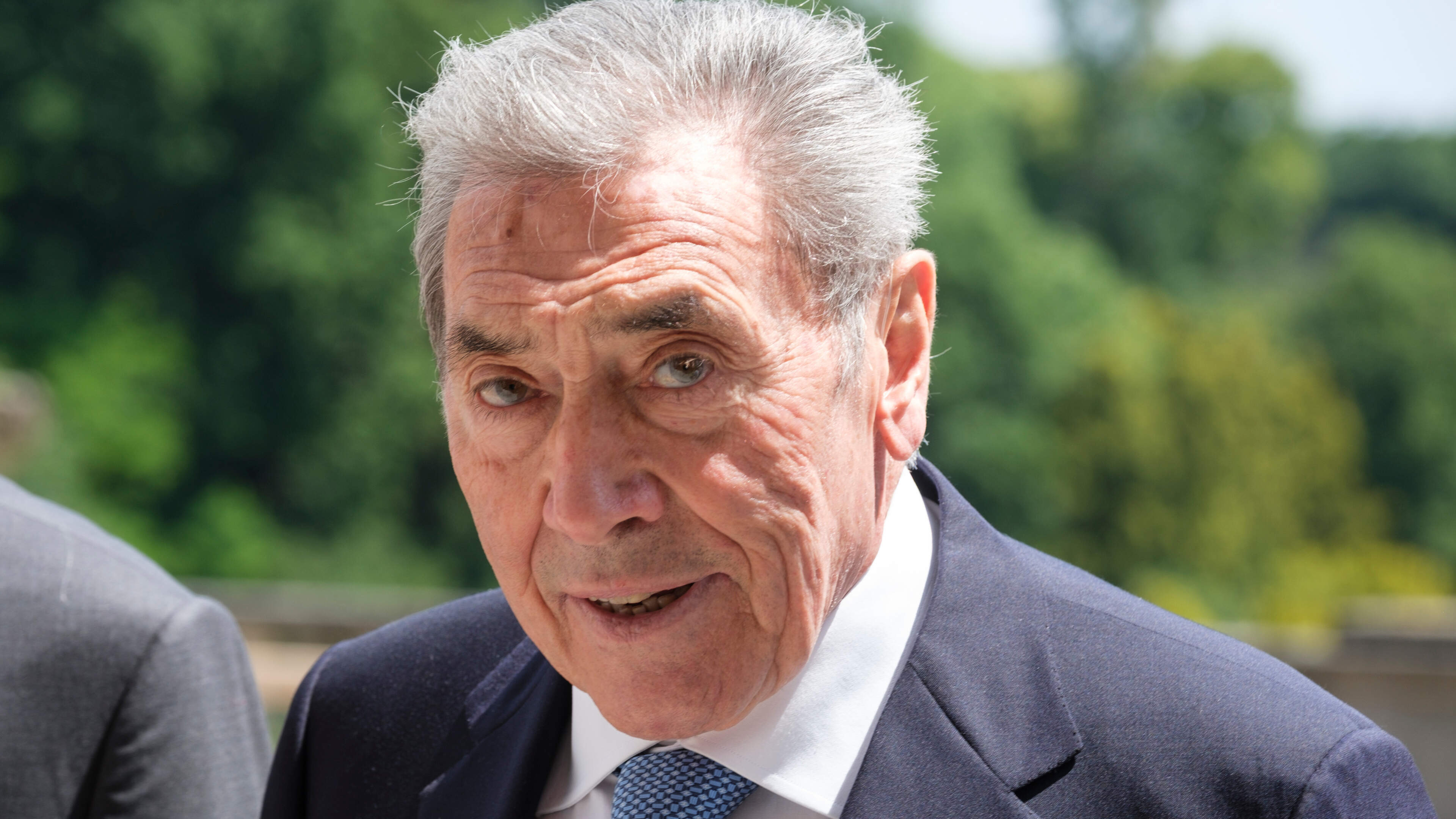 Belgische wielerlegende Eddy Merckx (80) is na maand in ziekenhuis weer thuis en deelt foto met dochter: ’Geluk’