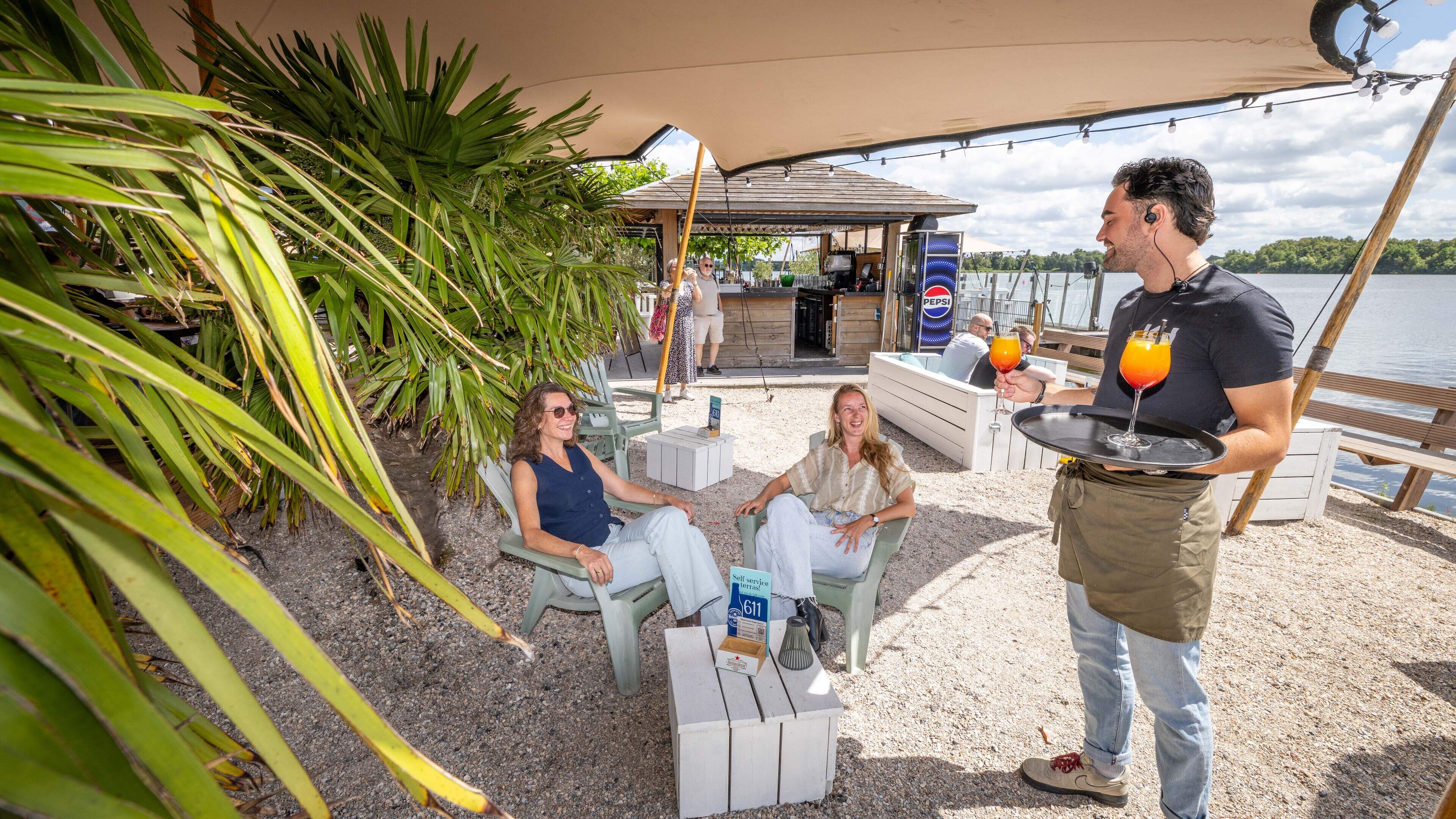 Knappe beachboys, cocktails en tiramisu met Beerenburg: Kaap Hoorn in Groningen voelt als verre vakantie