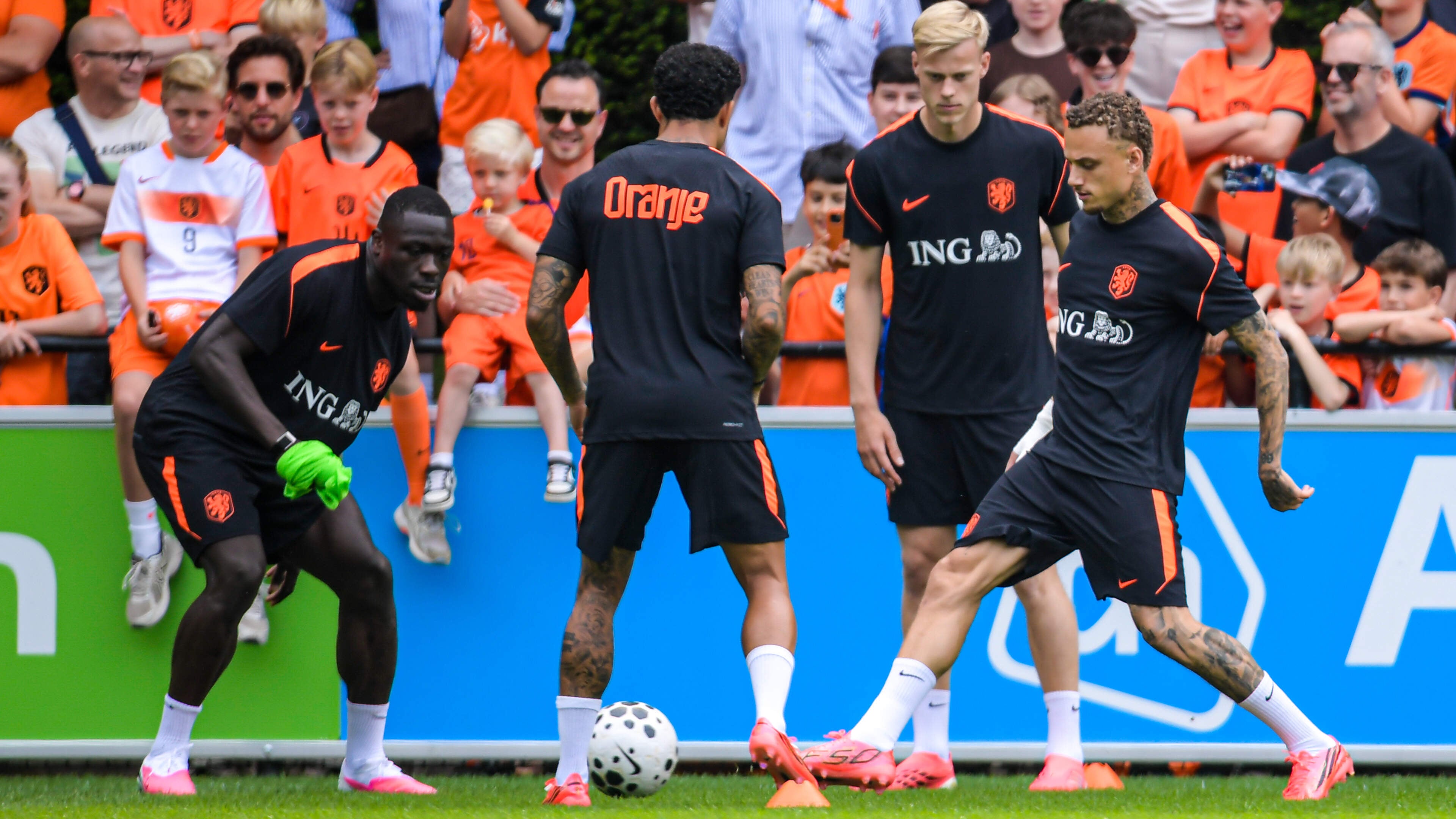 Bondscoach Ronald Koeman met vrijwel complete Nederlands elftal-groep voor het eerst het veld op in voorbereiding op WK 2026