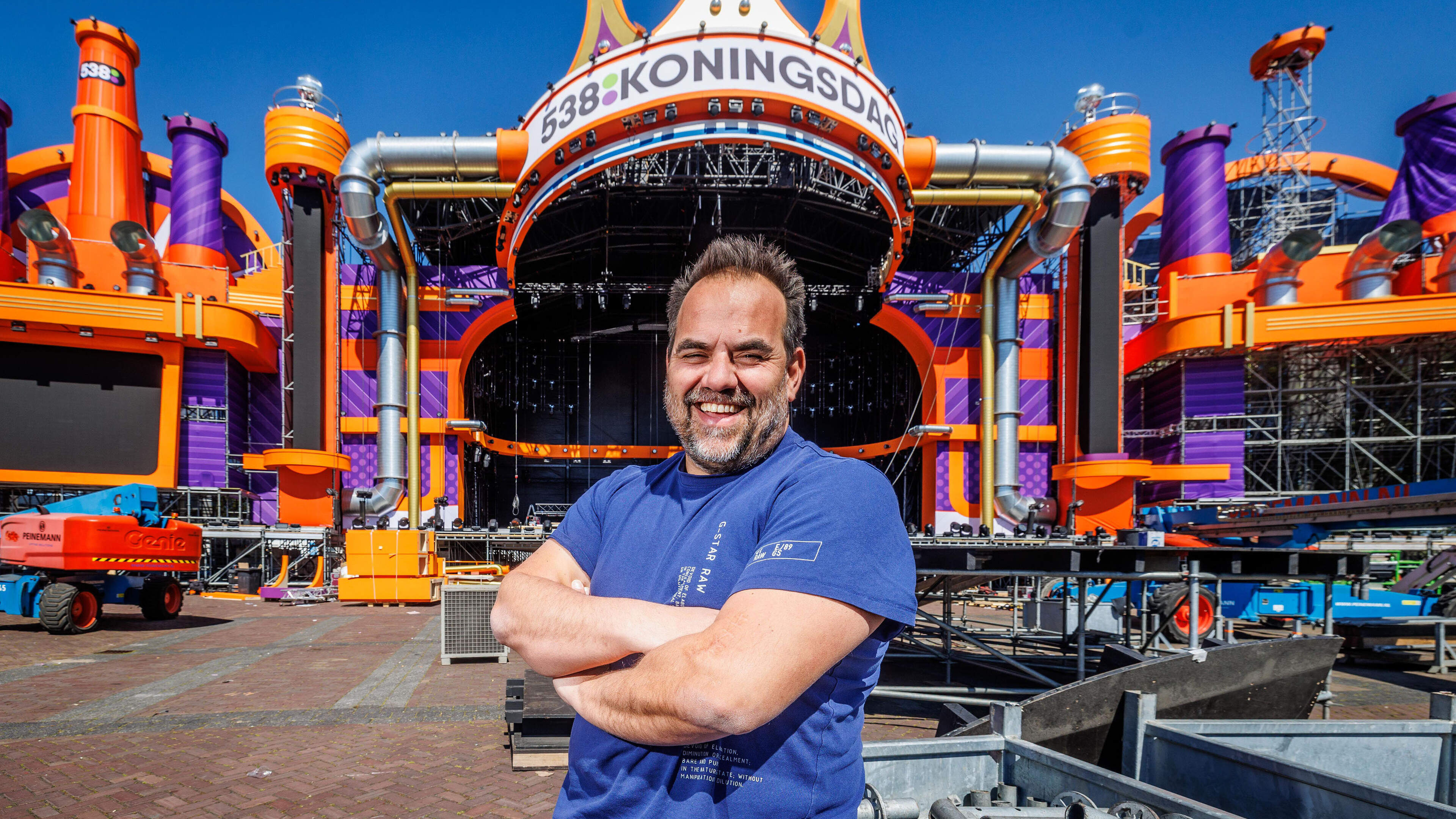 Backstagegeheimen van 538 Koningsdag onthuld: ’Een artiest wilde schone Calvin Klein-onderbroeken in kleedkamer’