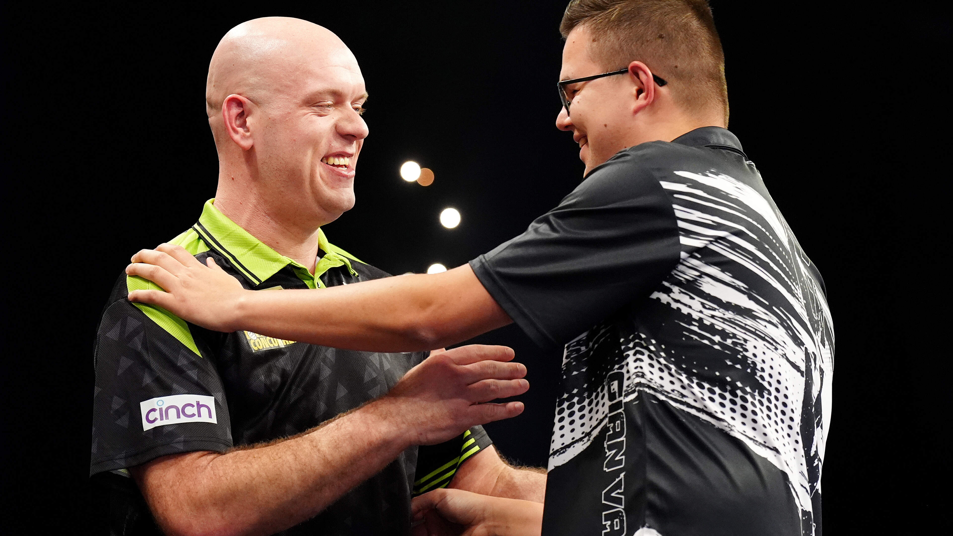Michael van Gerwen en Gian van Veen kritisch op ’wrede’ Nederlandse dartfans: ’Dat is een beetje treurig’