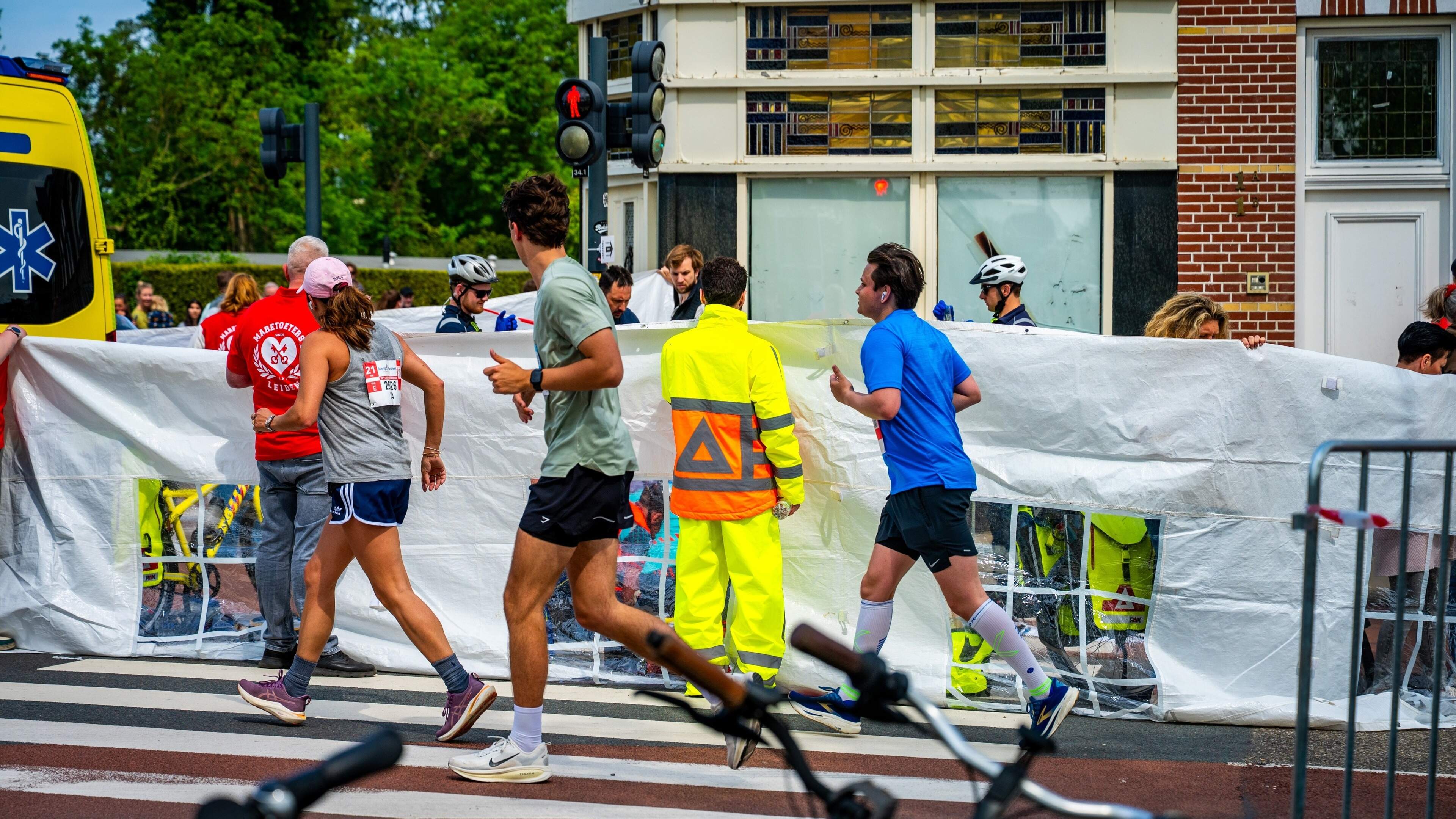 Afschuwelijk einde aan Leids marathonfeestje na dood meisje (15): ’Het evenement is dan totaal niet meer belangrijk’