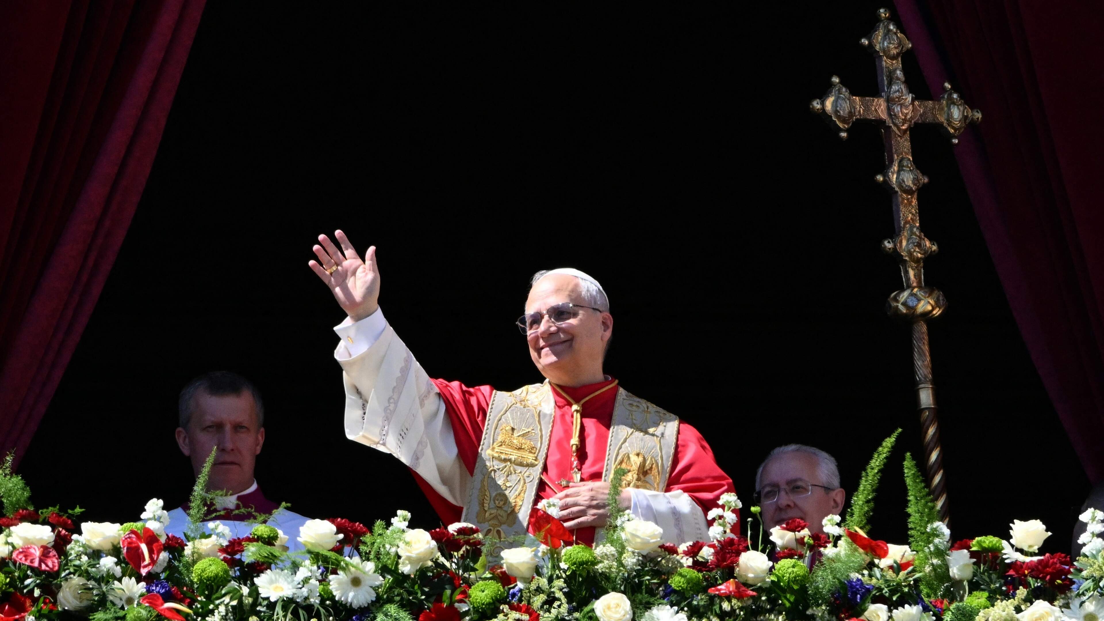 Nieuwe paus Leo XIV maakt het goed en bedankt tóch nog voor onze bloemen: ’We gaan tevreden naar huis’