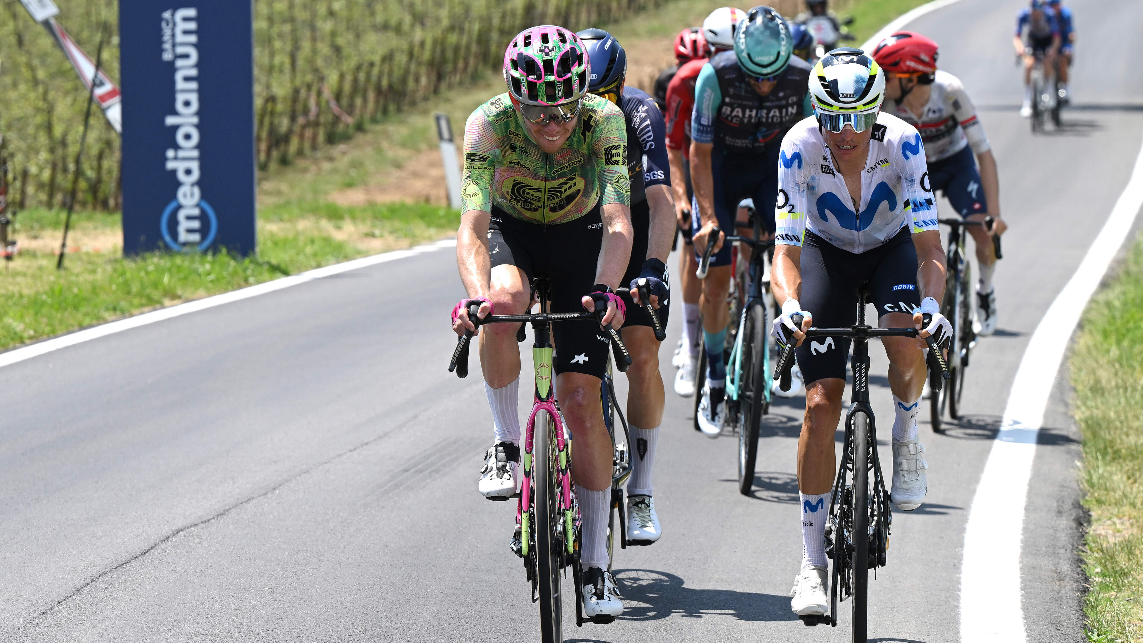 LIVE Giro d’Italia: grote kopgroep met vier Nederlanders op weg naar laatste tientallen kilometers