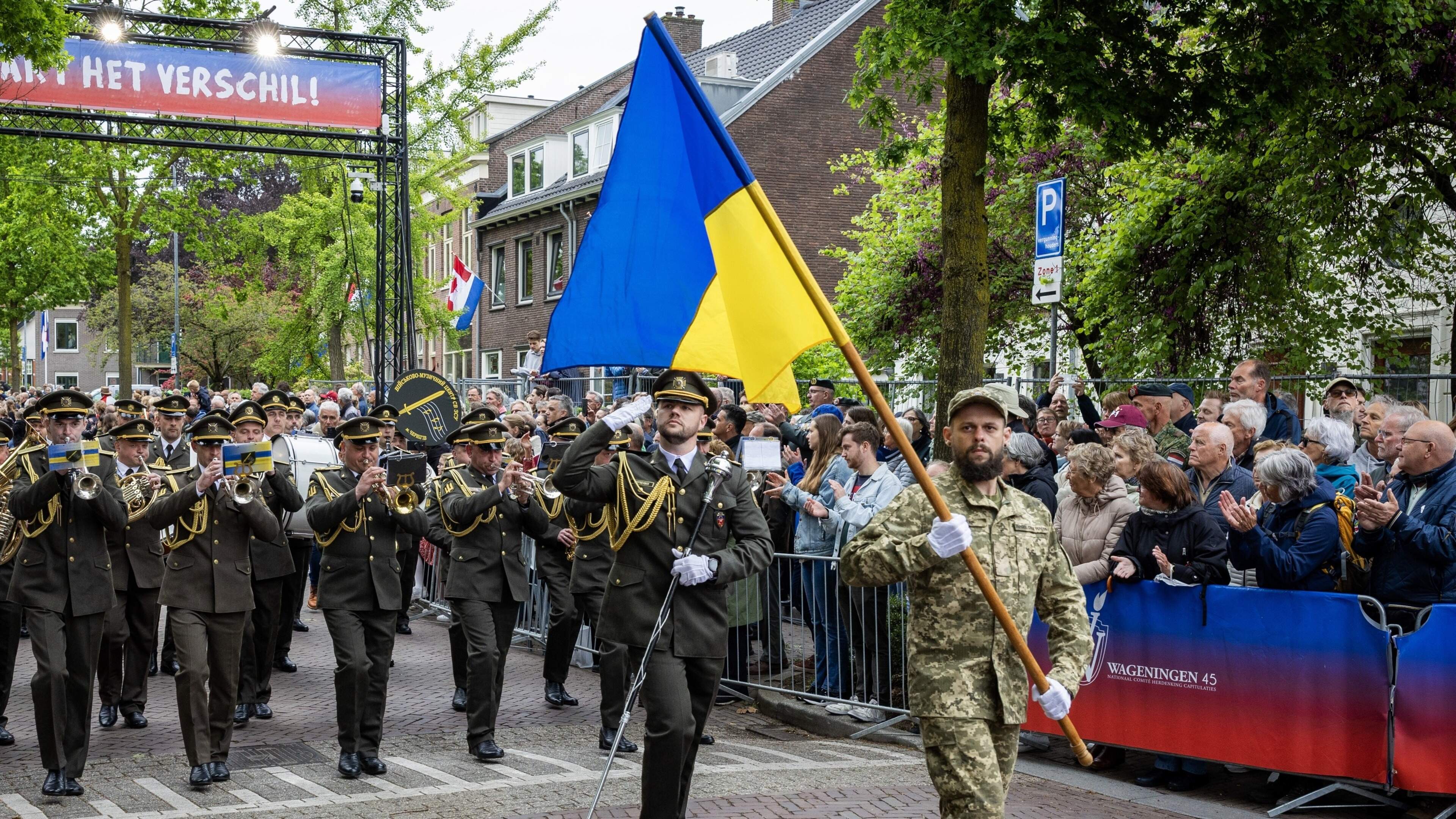 LIVE | Militairen uit 25 landen bij Vrijheidsdefilé Wageningen: ’Toeschouwers staan rijen dik mee te kijken’