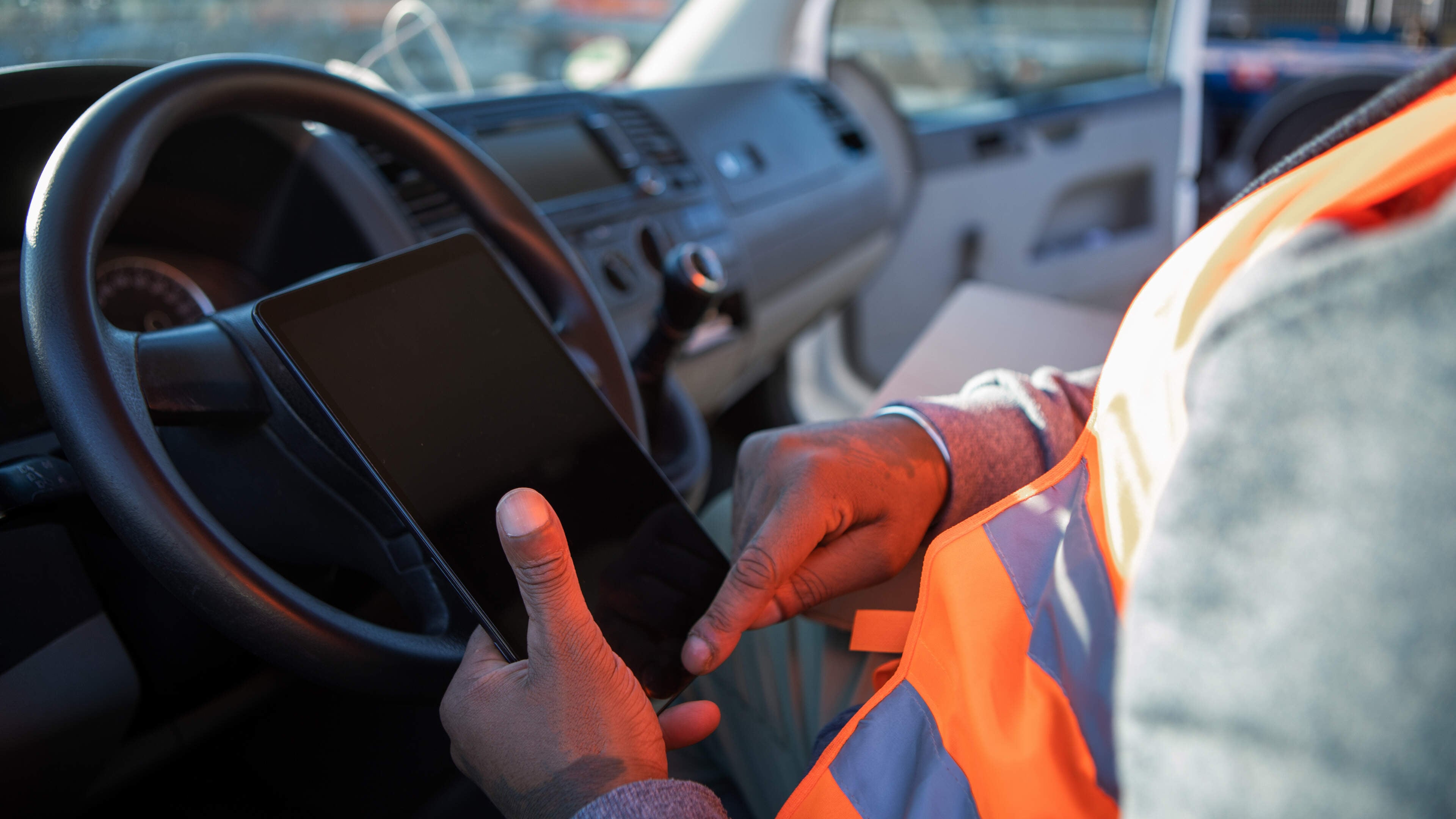Geen werkvergunning, wel loon: bedrijf moet man die niet mocht werken gewoon zijn salaris uitbetalen