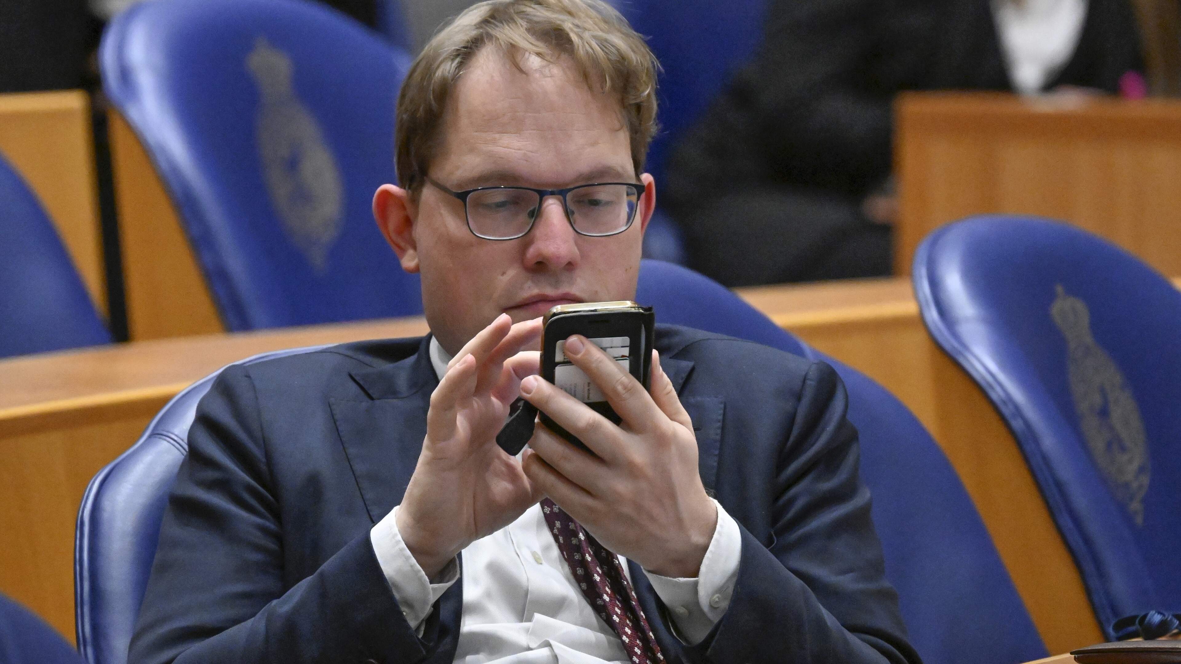 Hof legt FVD-Kamerlid Houwelingen 450 euro boete op voor tweet: oud-ministers afgebeeld met nazivlag