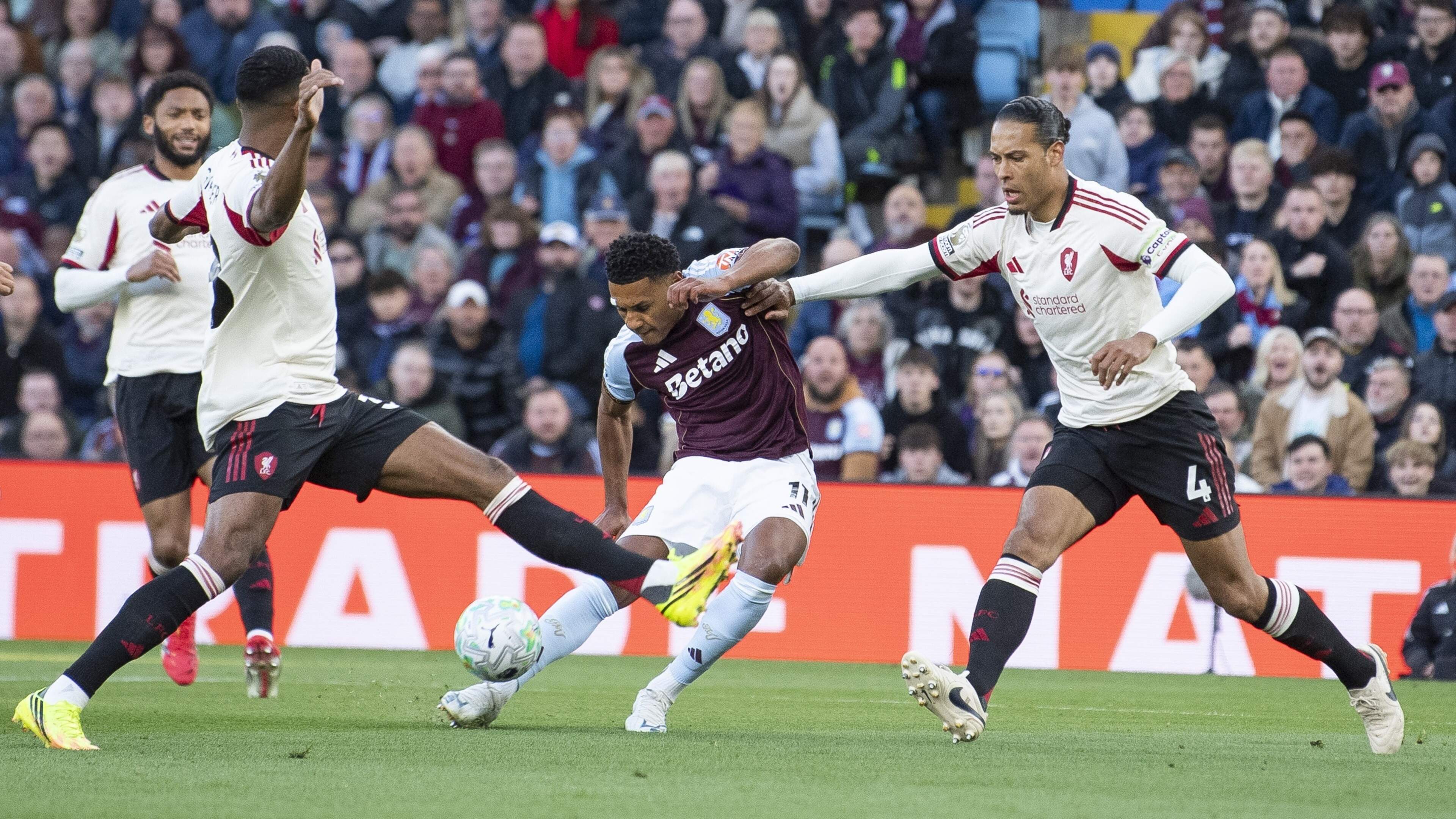 LIVE Premier League: Liverpool kijkt bij rust tegen achterstand aan bij Aston Villa