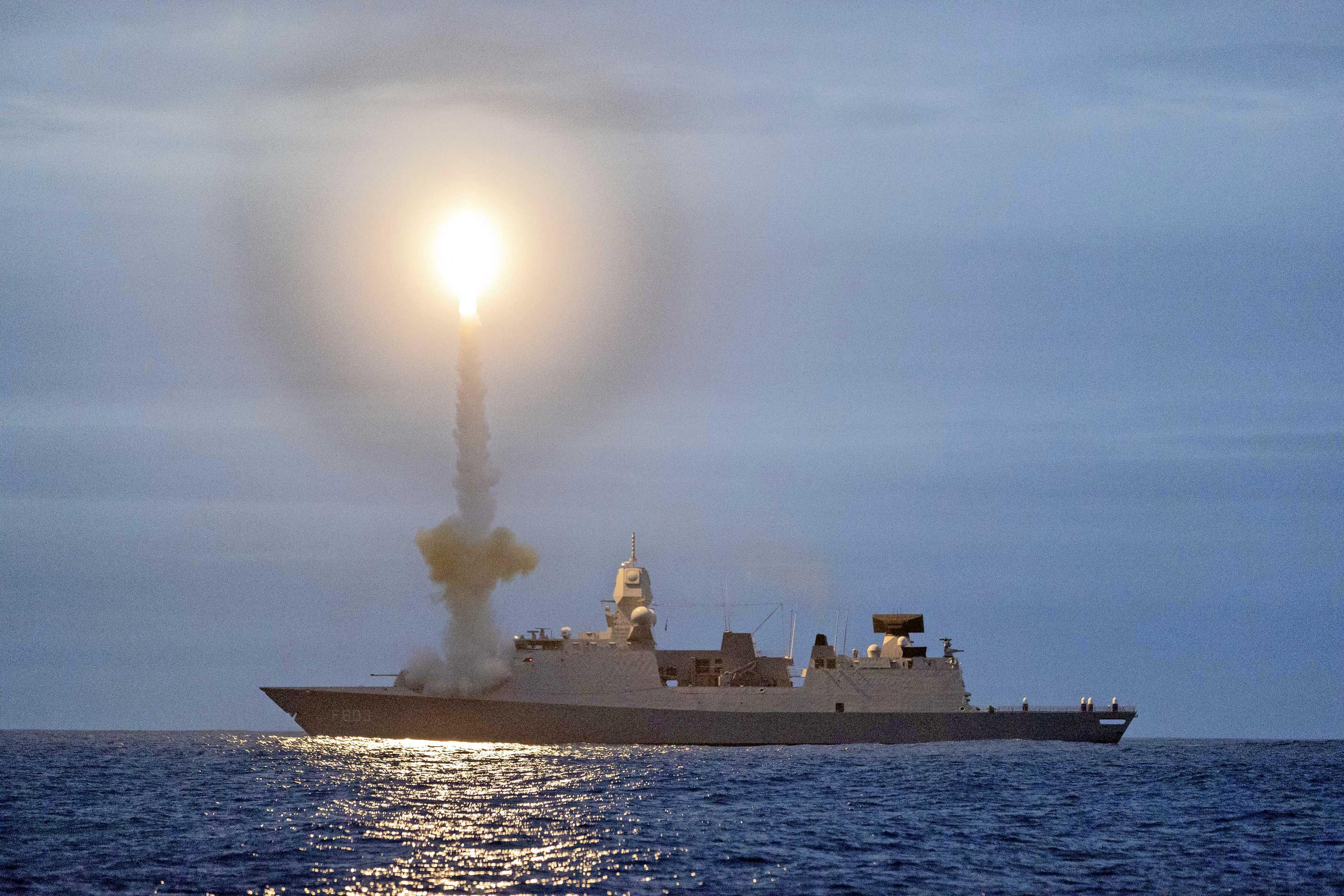 Nederlands marineschip lanceert raketten tijdens NAVO-oefening | De ...
