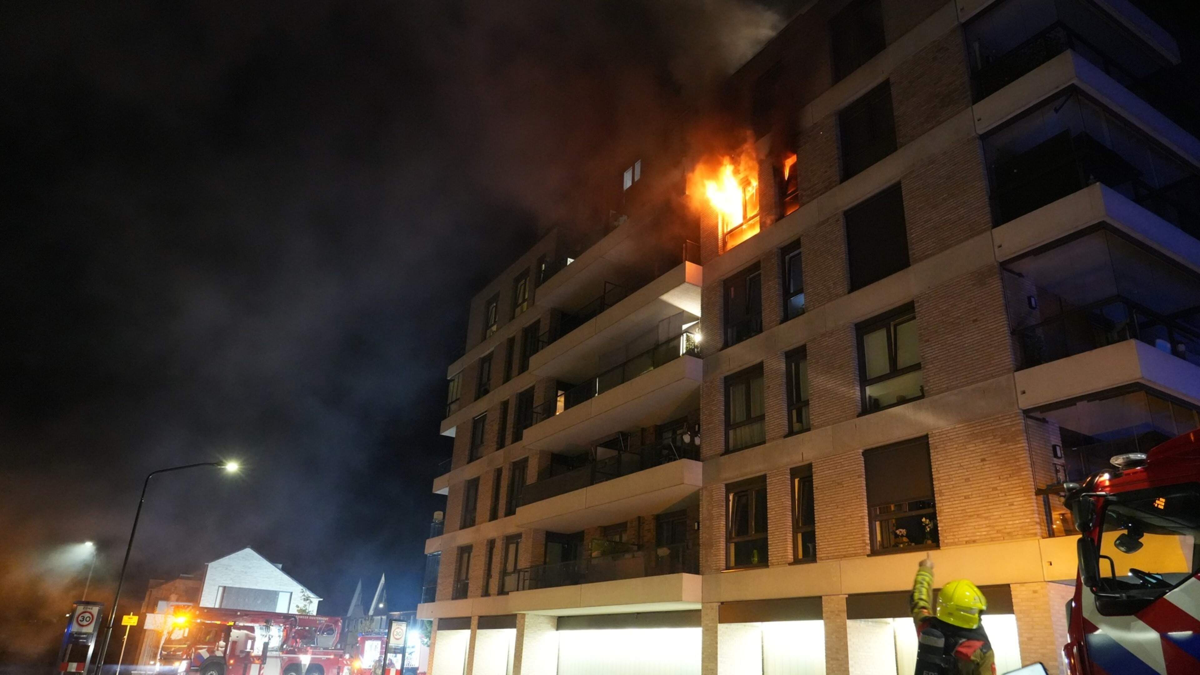 Grote brand in appartementencomplex in Oosterhout, bewoners geëvacueerd