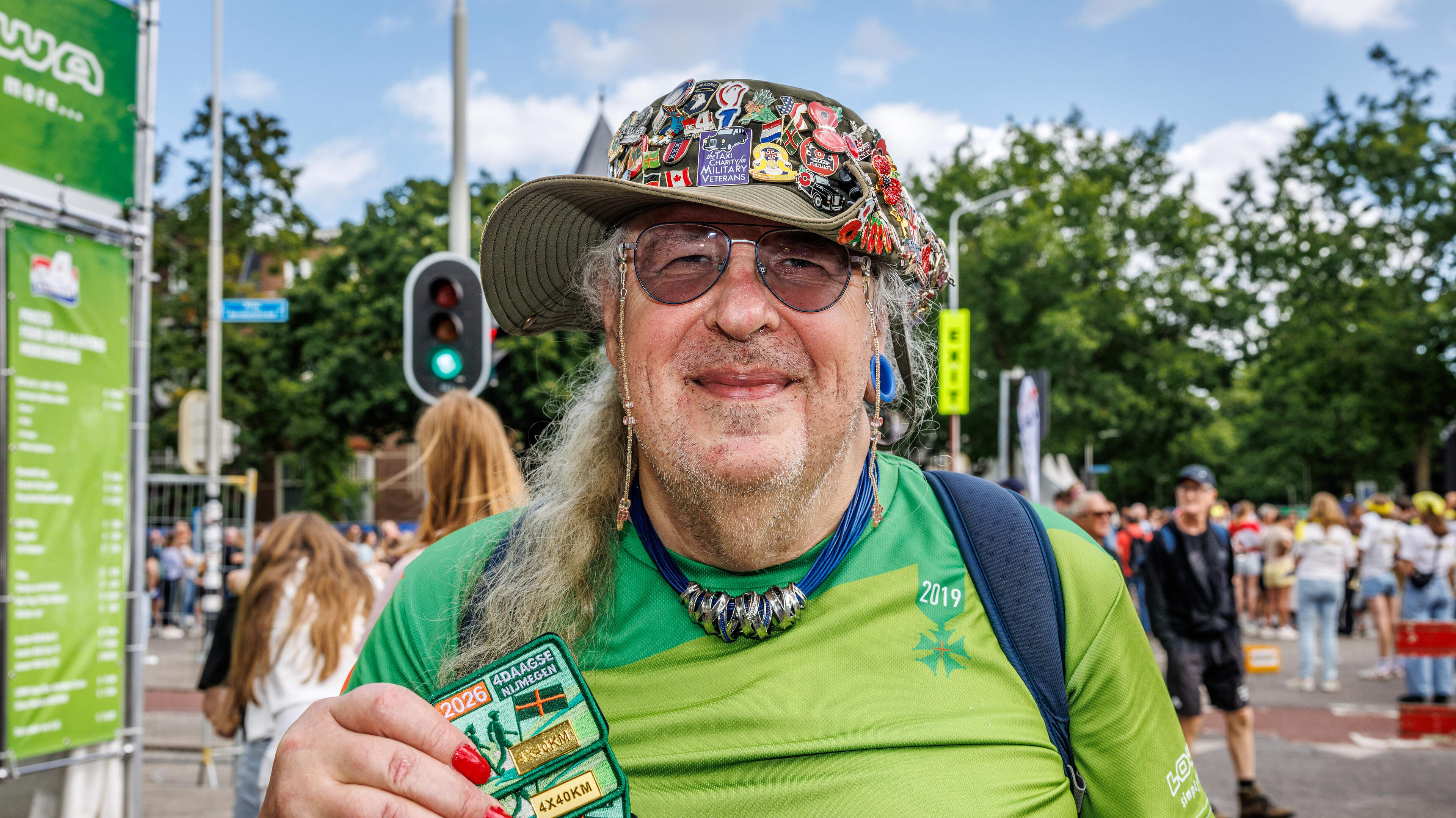 Michel ondanks burn-out toch aanwezig bij Nijmeegse Vierdaagse voor ruilhandel: ’Thuis heb ik een flinke verzameling’