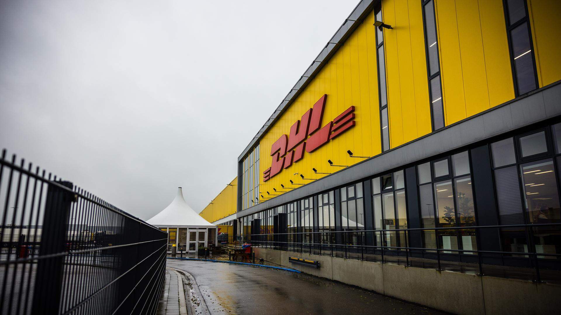ZALTBOMMEL - Exterieur van een sorteercentrum van bezorgdienst DHL in Zaltbommel. Het distributiecentrum beleeft pieken in de aantallen te sorteren pakketten vanwege Cyber Monday. ANP ROB ENGELAAR