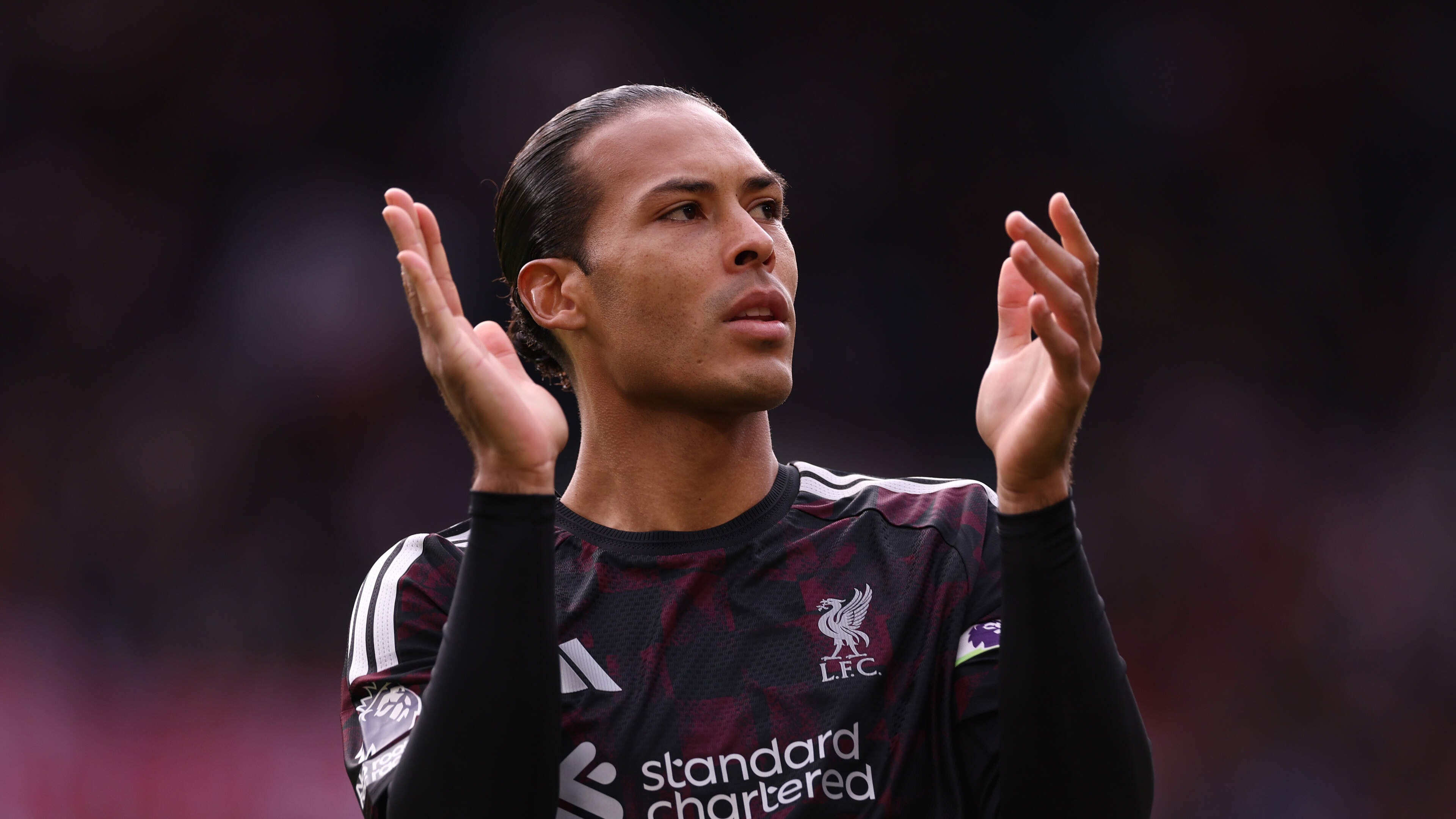 Liverpool boekt in jubileumwedstrijd Virgil van Dijk moeizame zege op negental Brentford, Jeremie Frimpong valt geblesseerd uit