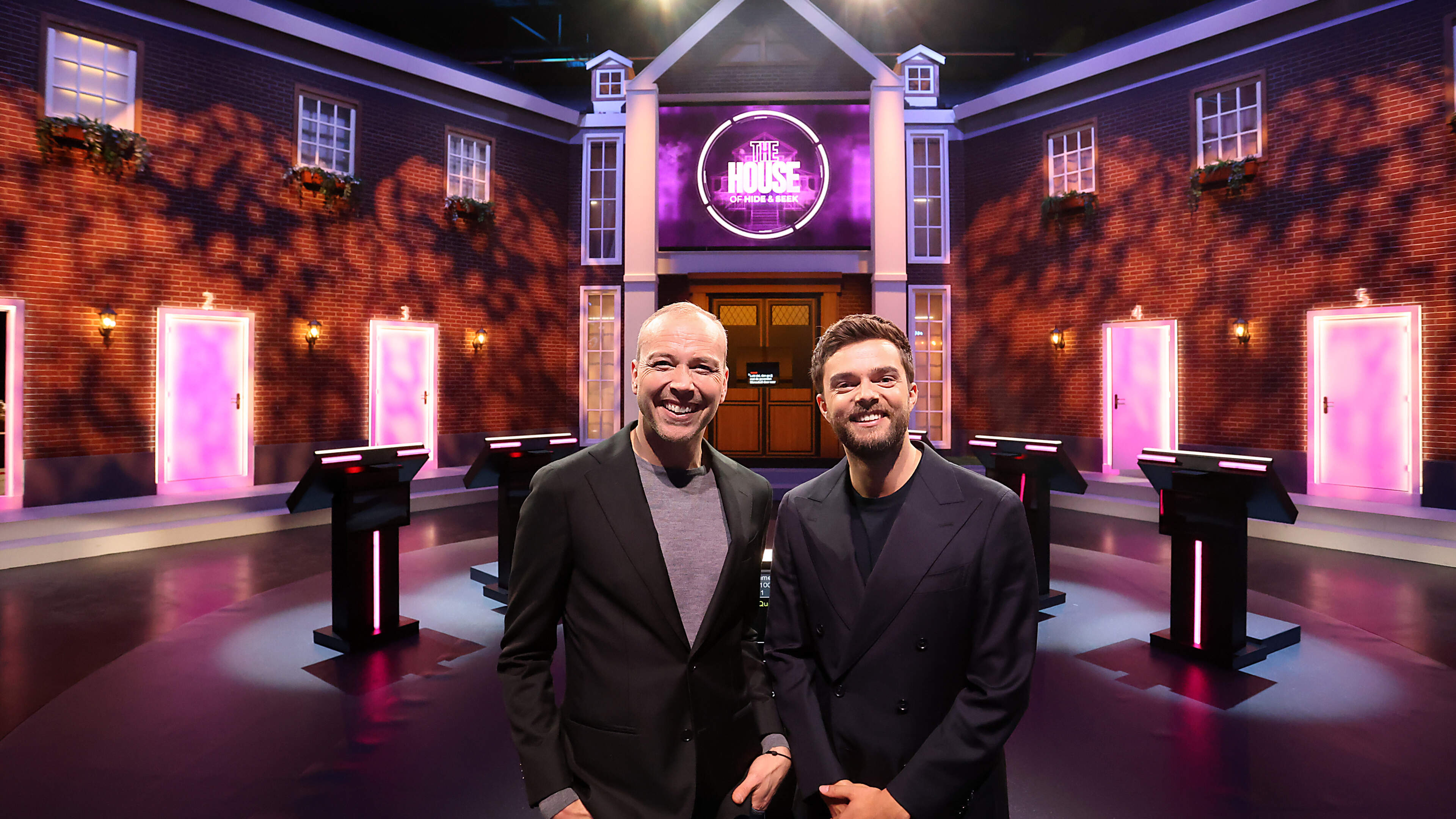 BN’ers spelen verstoppertje in gigantisch tv-decor met honderd verdwijnplekken: ’Zelfs in de wasmachine is ruimte’