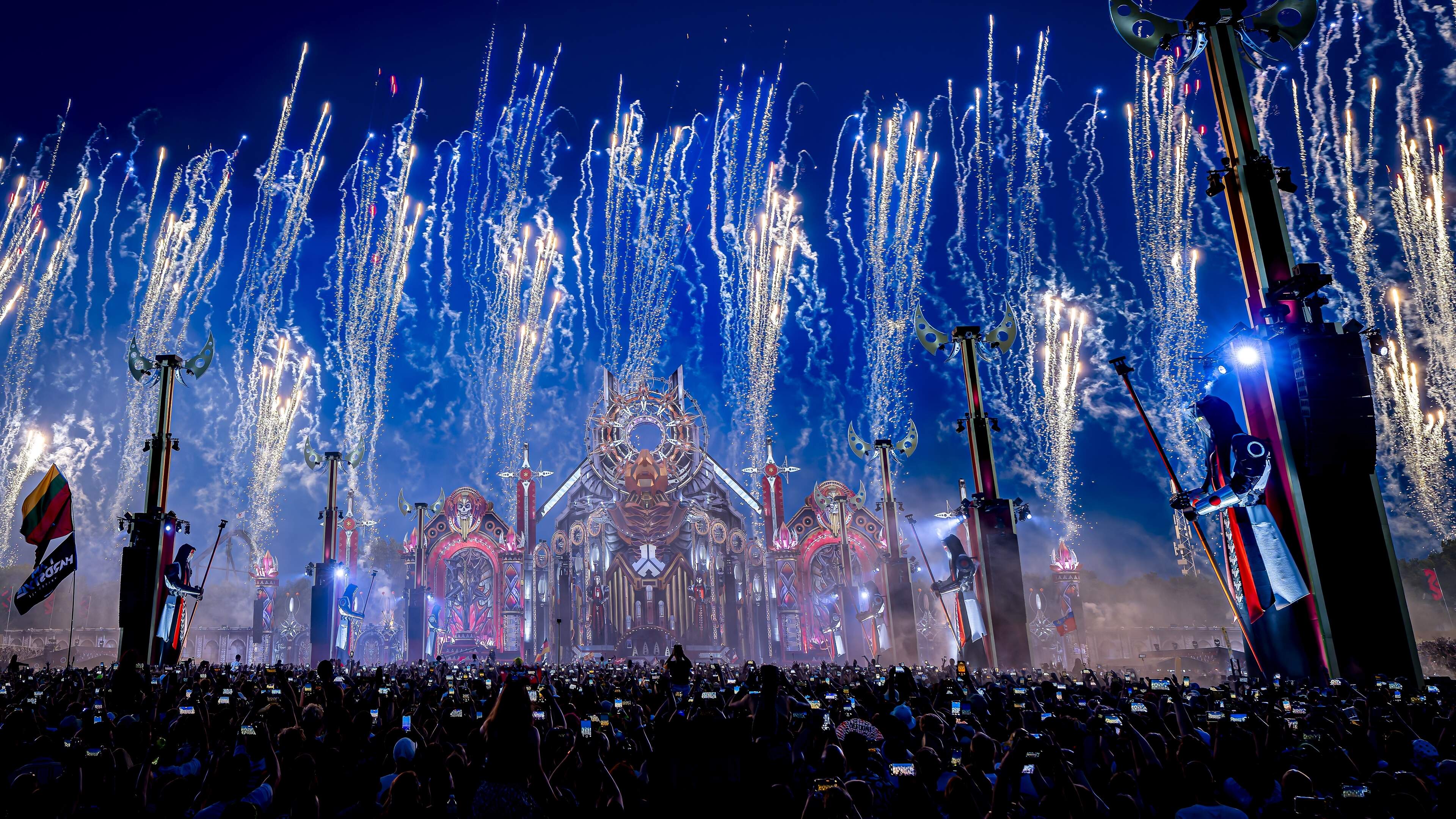 LIVE | Hardstylefestival Defqon vroegtijdig beëindigd door hitte, bezoekers moeten massaal naar huis