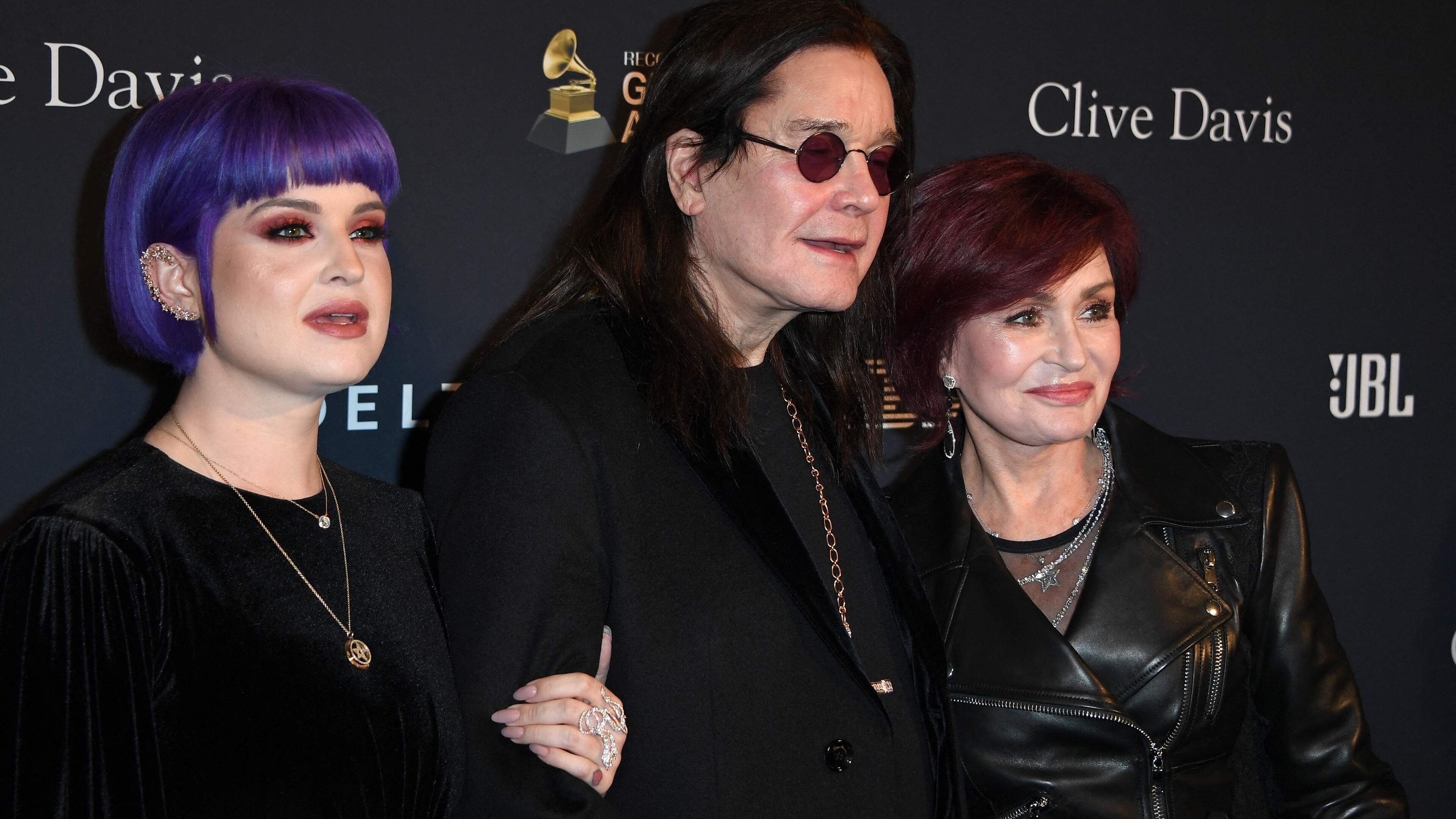 Kelly Osbourne eert ouders Sharon en Ozzy op 44e trouwdag: ’Jullie liefde eindigt niet met de dood’