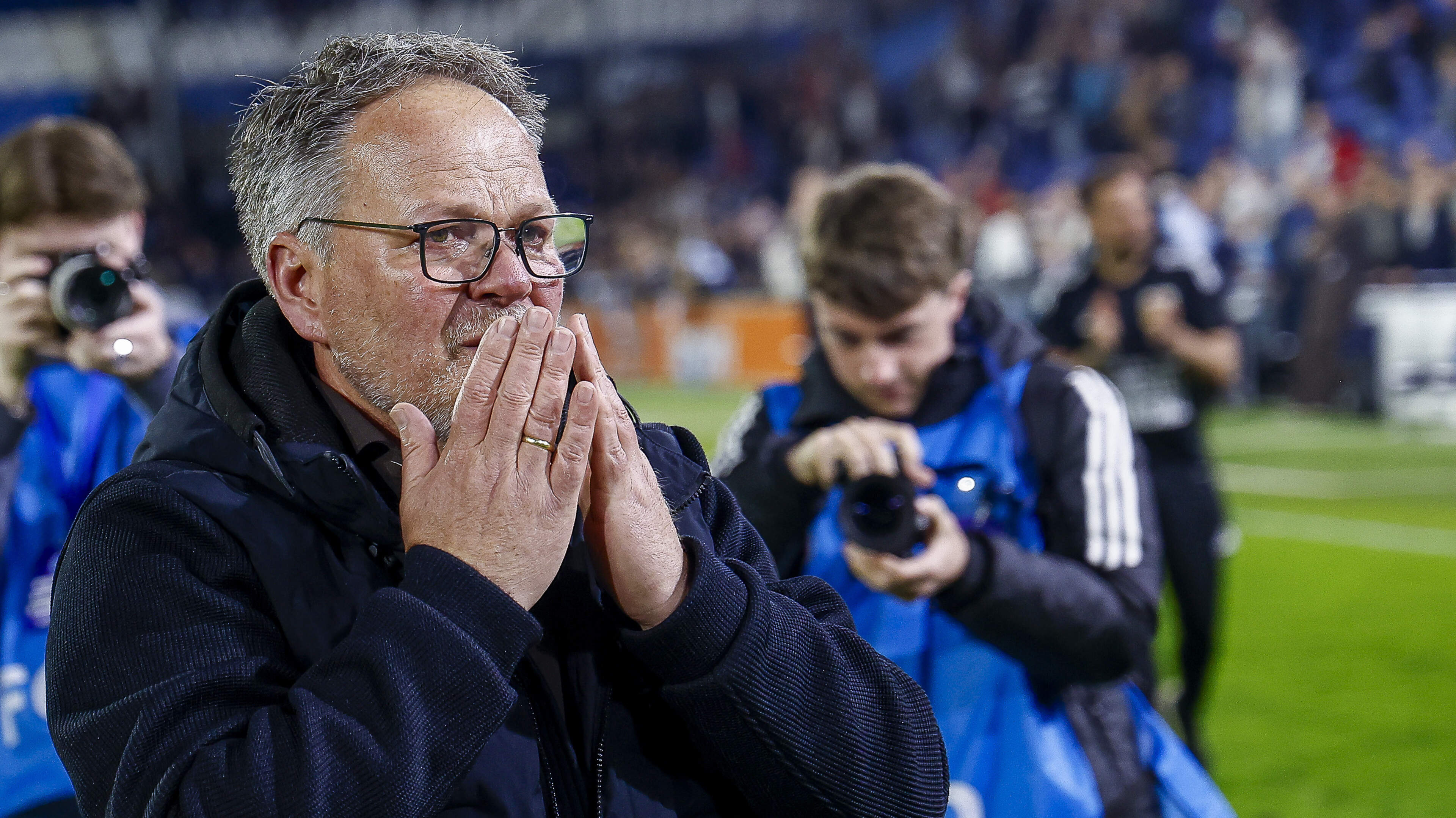 Henk de Jong ontroerd na prachtig eerbetoon De Graafschap-fans: ’Mijn moedertje zou heel trots zijn geweest’