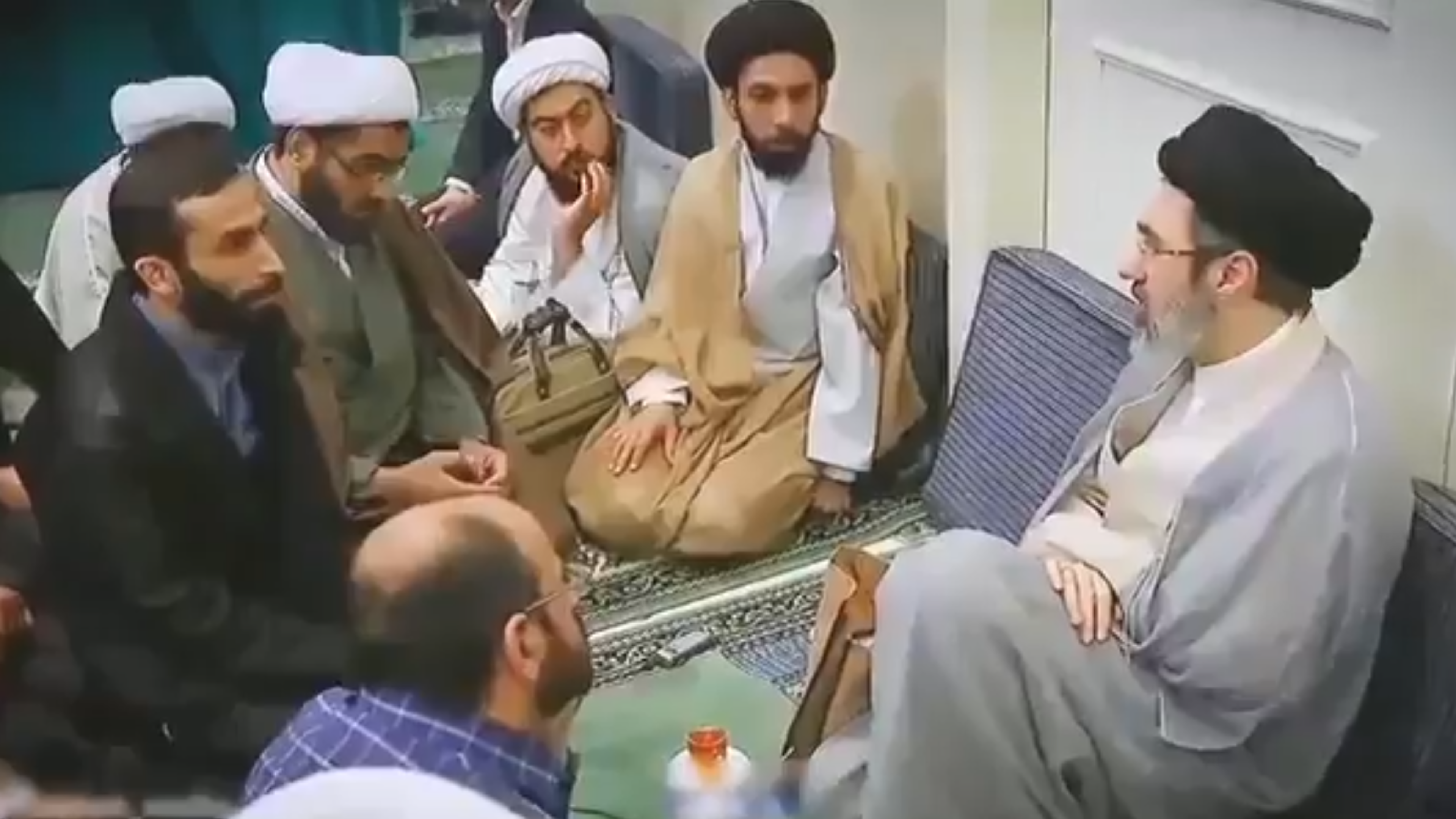 Iran deelt beelden ’kerngezonde’ leider Khamenei, maar slaagt er niet in speculaties de kop in te drukken