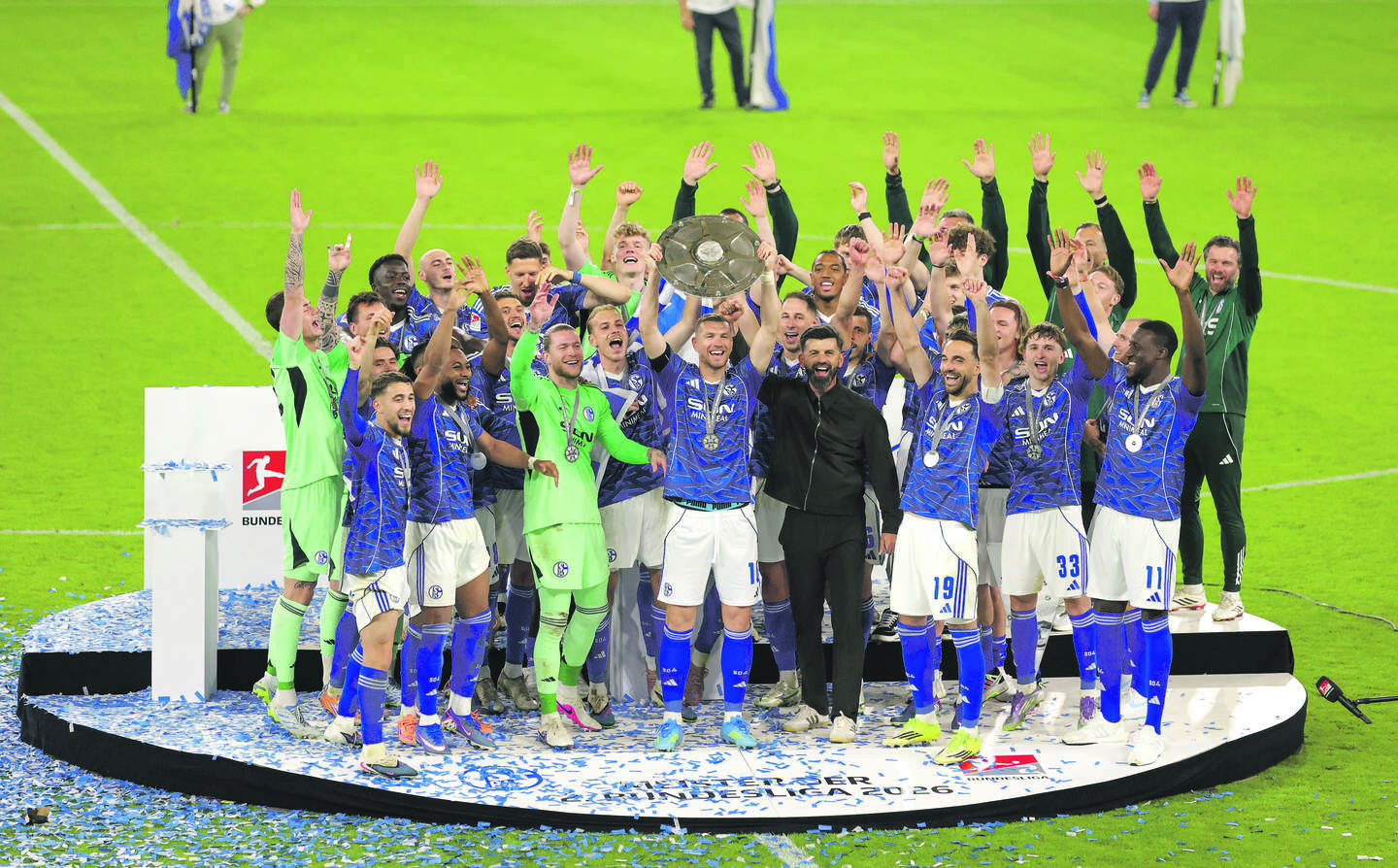 Schalke 04 terug in Bundesliga: uitshirt in 2 uur weg | De Telegraaf