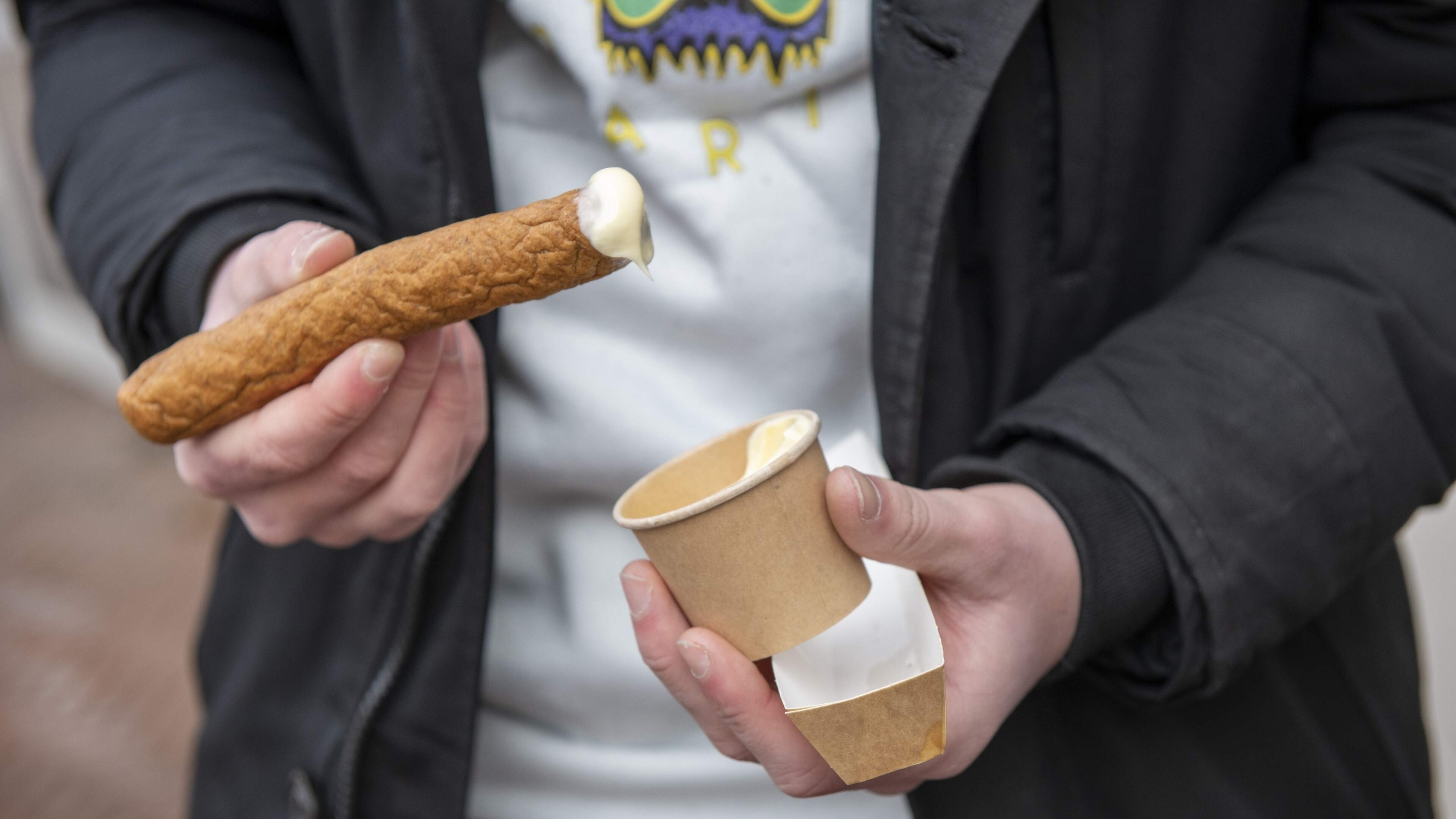 Twee Belgen opgepakt voor illegale smokkel van frikandellen: honderden kilo’s ongekeurde vleessnacks geleverd aan snackbars