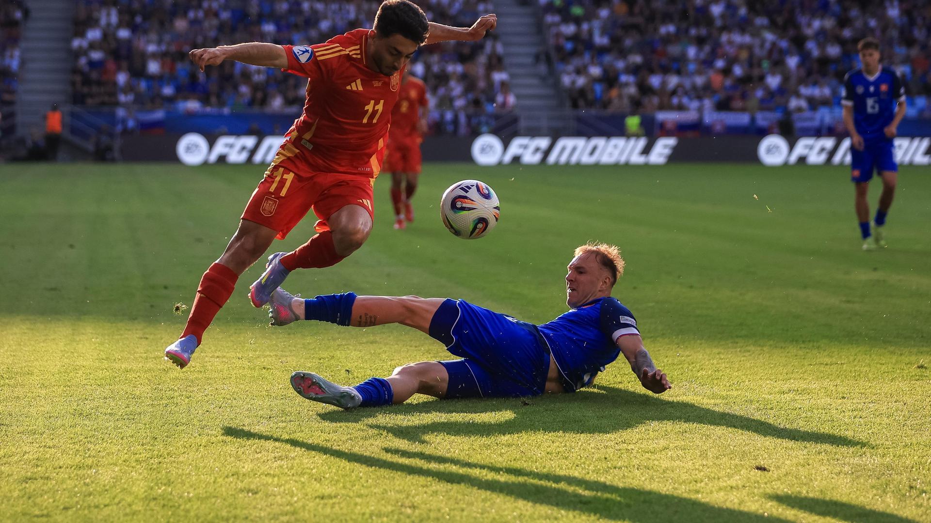 Raul Moro in actie namens Jong Spanje tijdens het EK-duel met Jong Slowakije van afgelopen zondag.