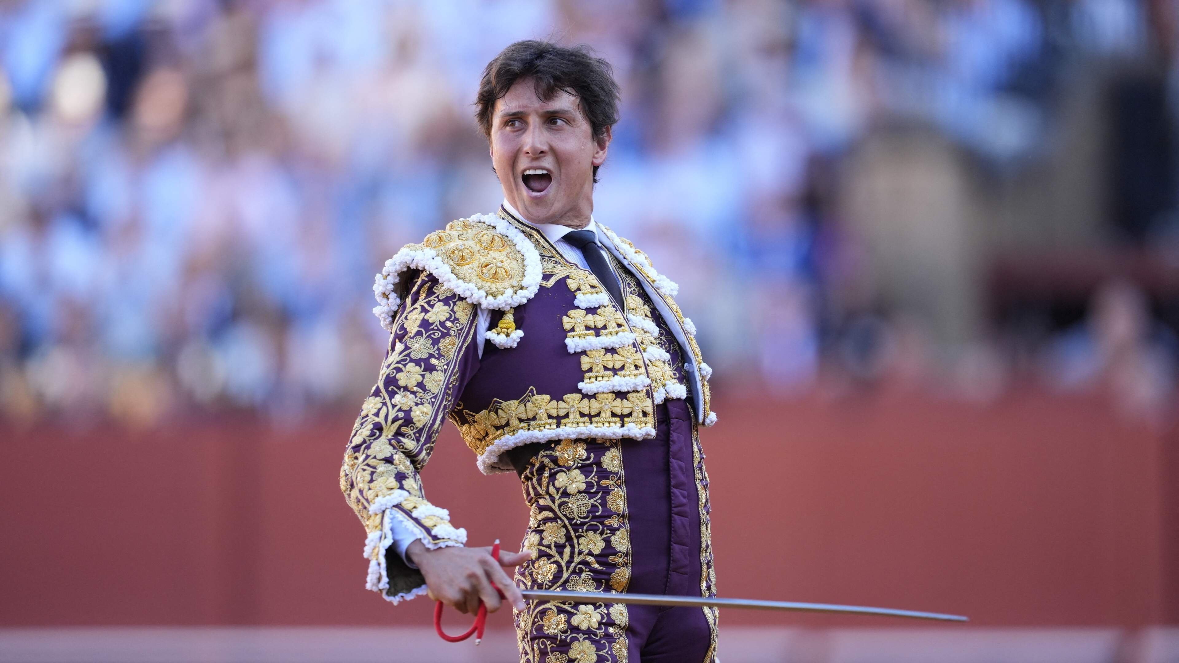 Bekende Spaanse matador zwaargewond na gruwelijk ongeluk in arena: door stier op horens genomen