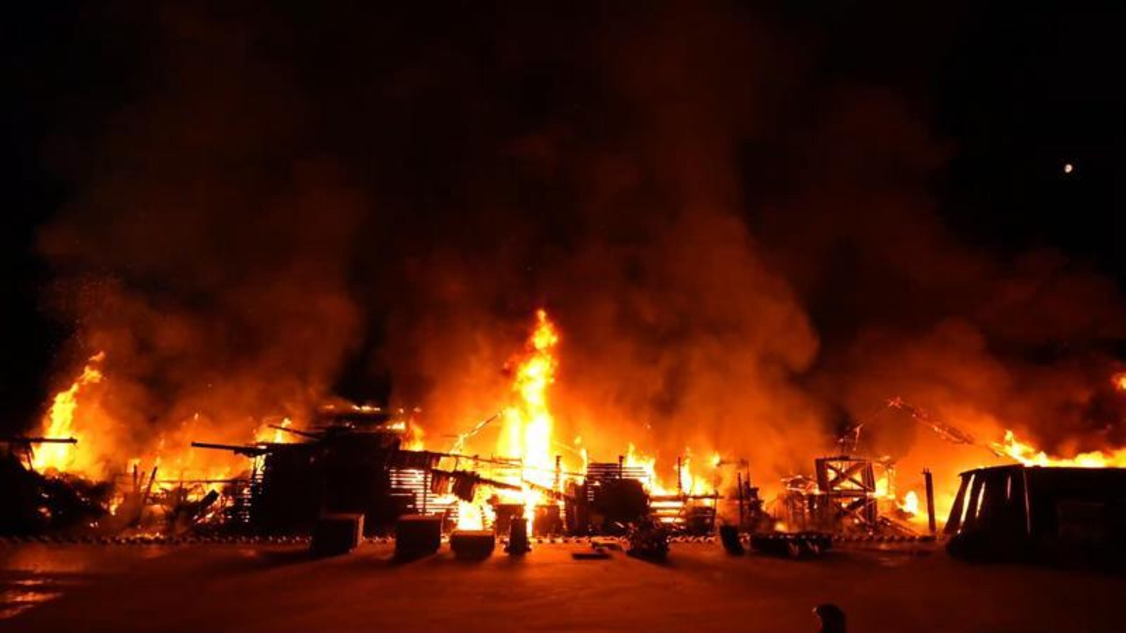 Enorme brand verwoest Loods timmerbedrijf Zutphen