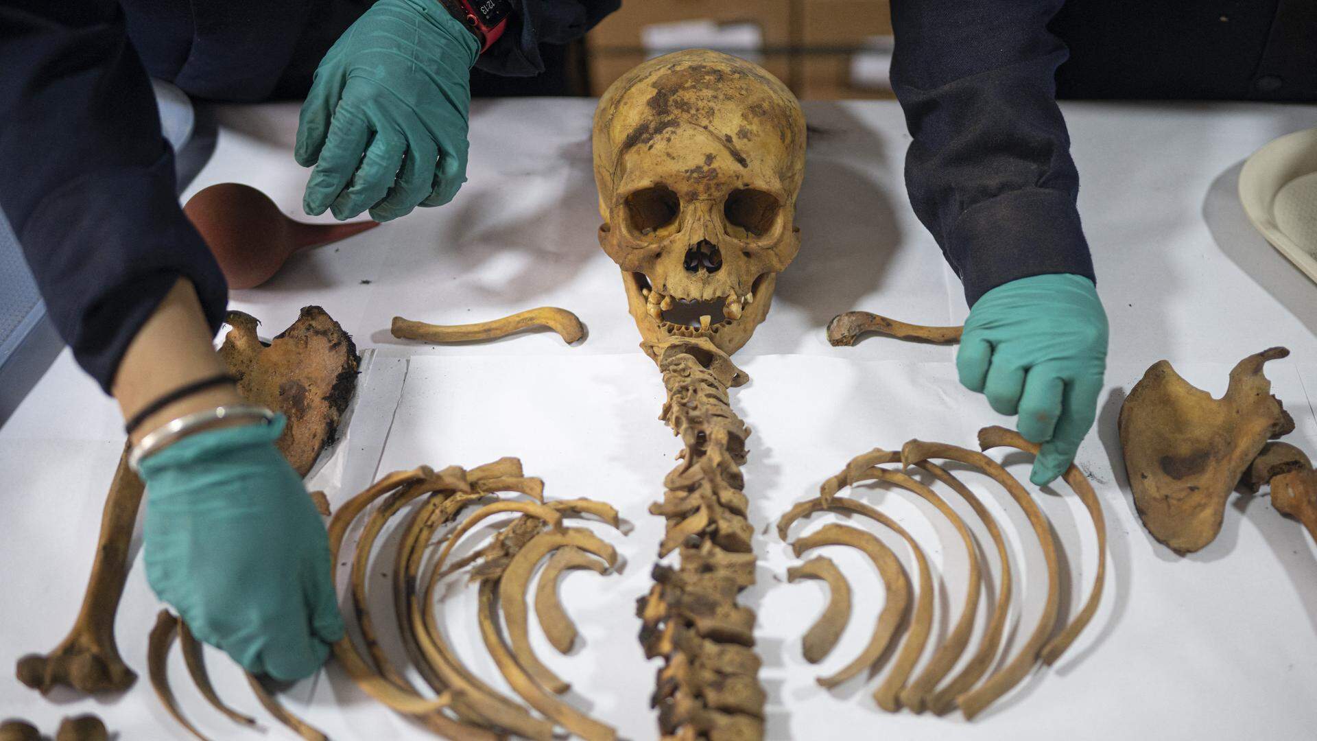 Archeologen doen wel vaker ontdekkingen tijdens bouwwerkzaamheden in de hoofdstad, maar deze menselijke resten - waaronder twee schedels en botten - zijn zeer goed bewaard gebleven
