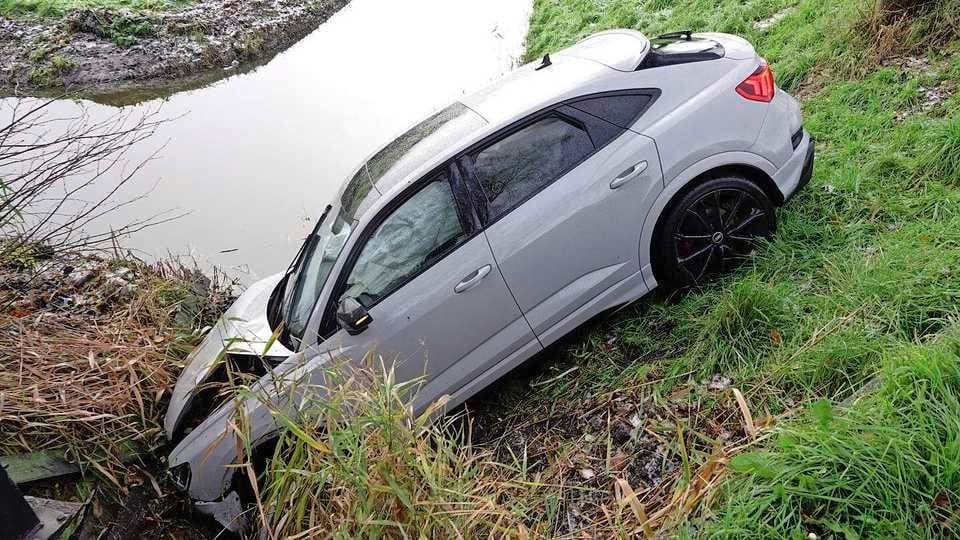 Automobilist belandt met Audi van ruim 130.000 euro in sloot Zwaagdijk-Oost