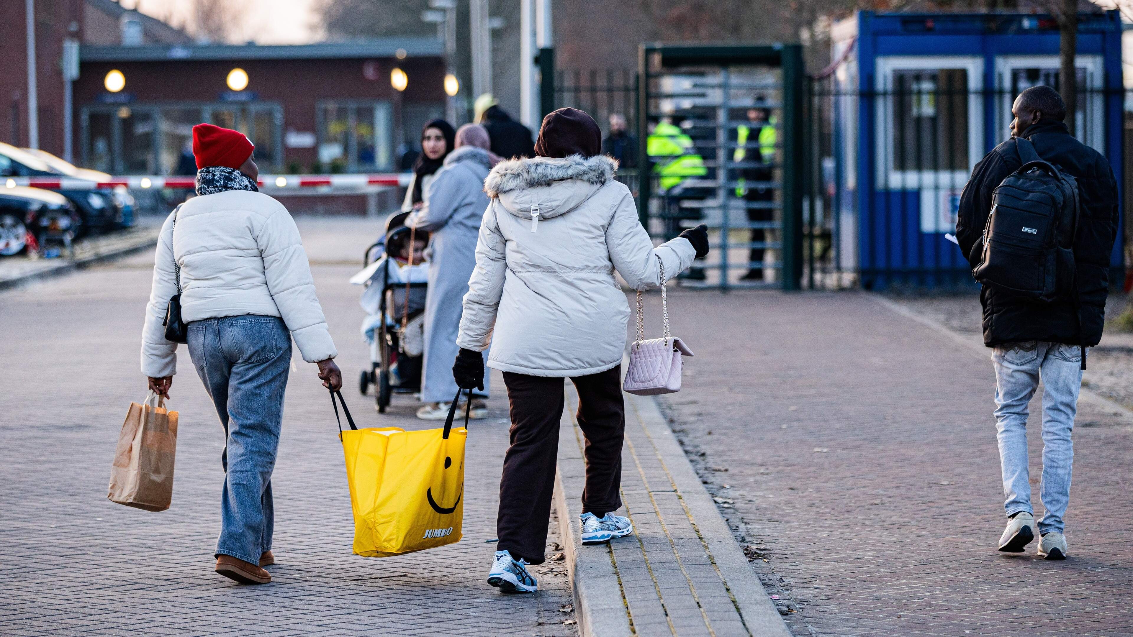 Overlastgevers jagen Rode Kruis en VluchtelingenWerk bij azc Ter Apel weg, organisaties staken hulpverlening om veiligheid