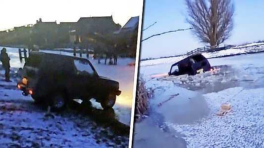Auto zakt door ijs in Gerkesklooster