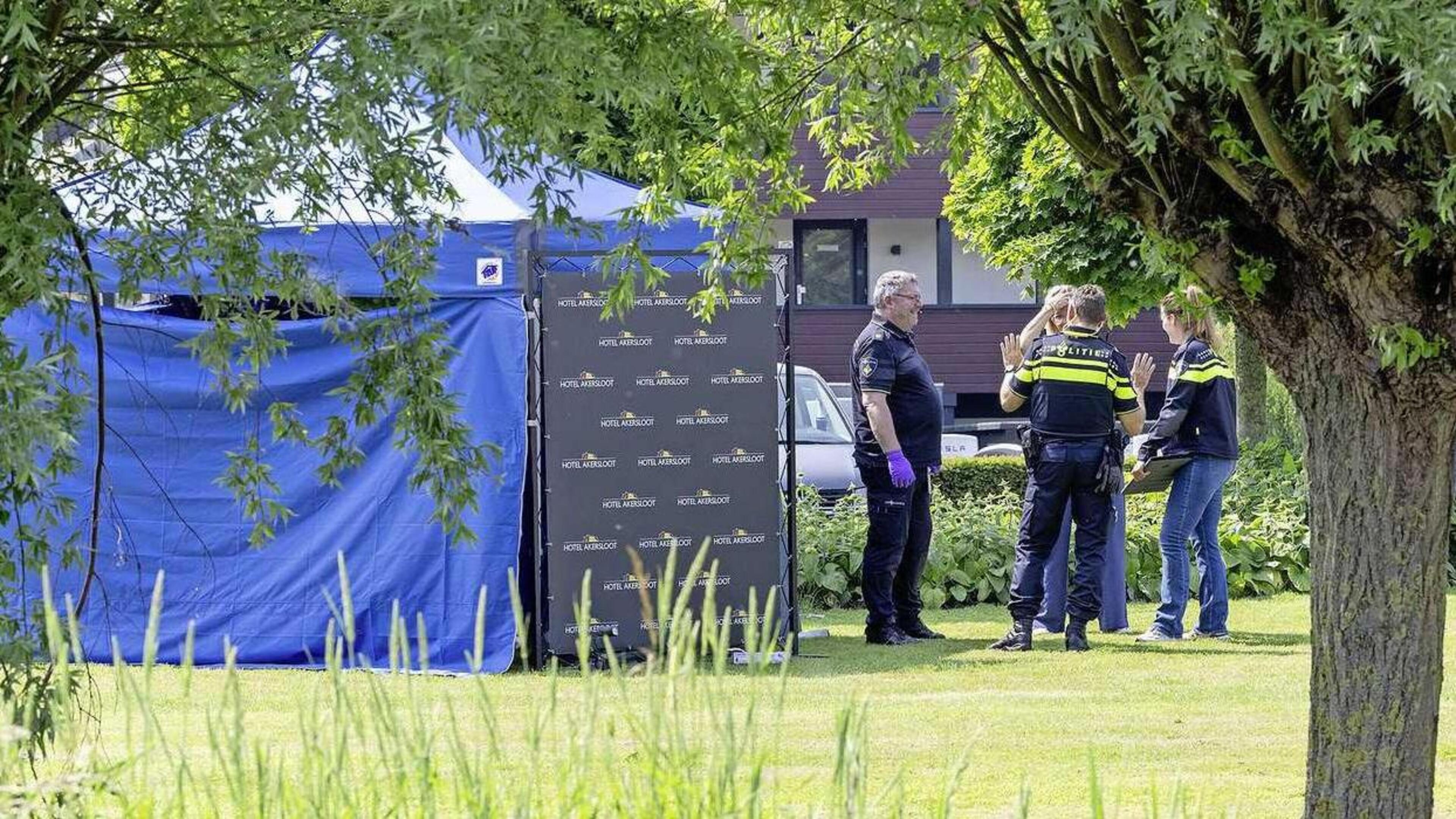 Ongeloof bij hotelgasten over dode op klaarlichte dag in Akersloot: ’Ligt hij daar nog onder?’