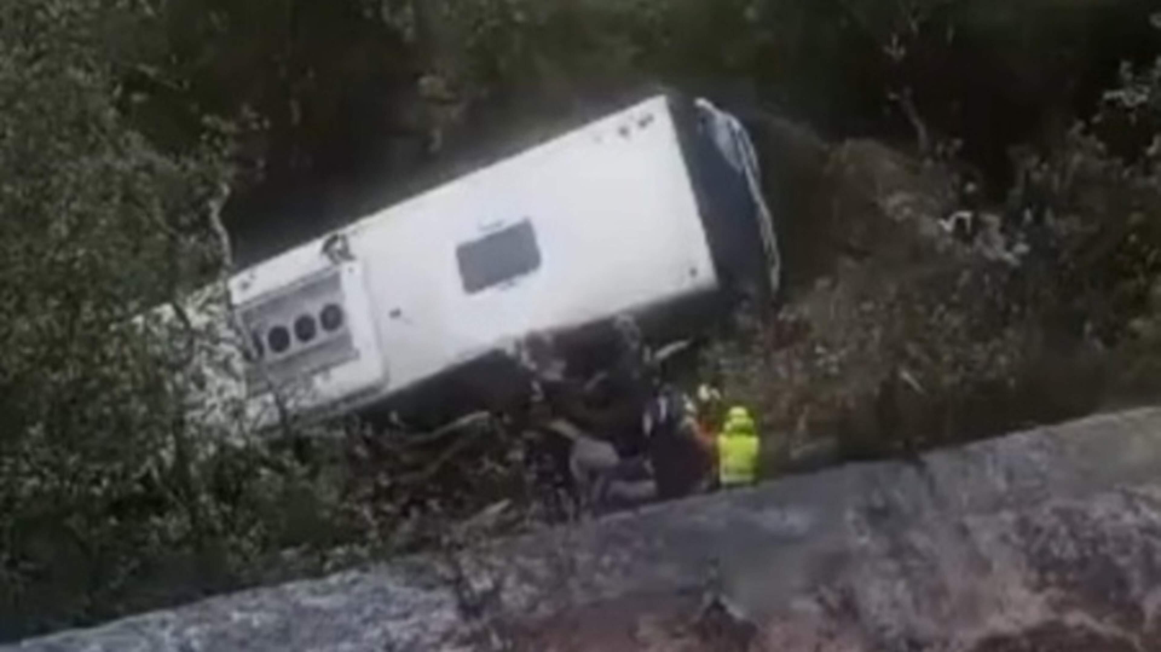 Bus stort 20 meter naar beneden bij Barcelona: 41 gewonden