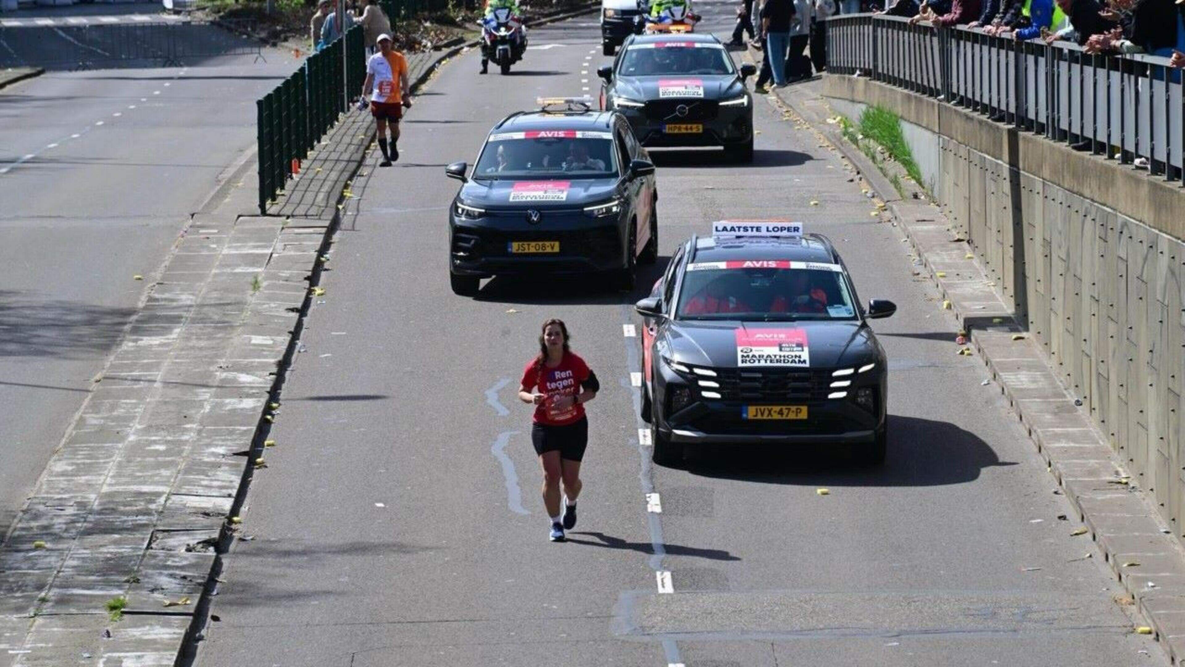 Mariëtte (35) kwam als allerlaatste over de finish bij de marathon Rotterdam: ’Doktersadvies was dat ik niet moest gaan lopen’