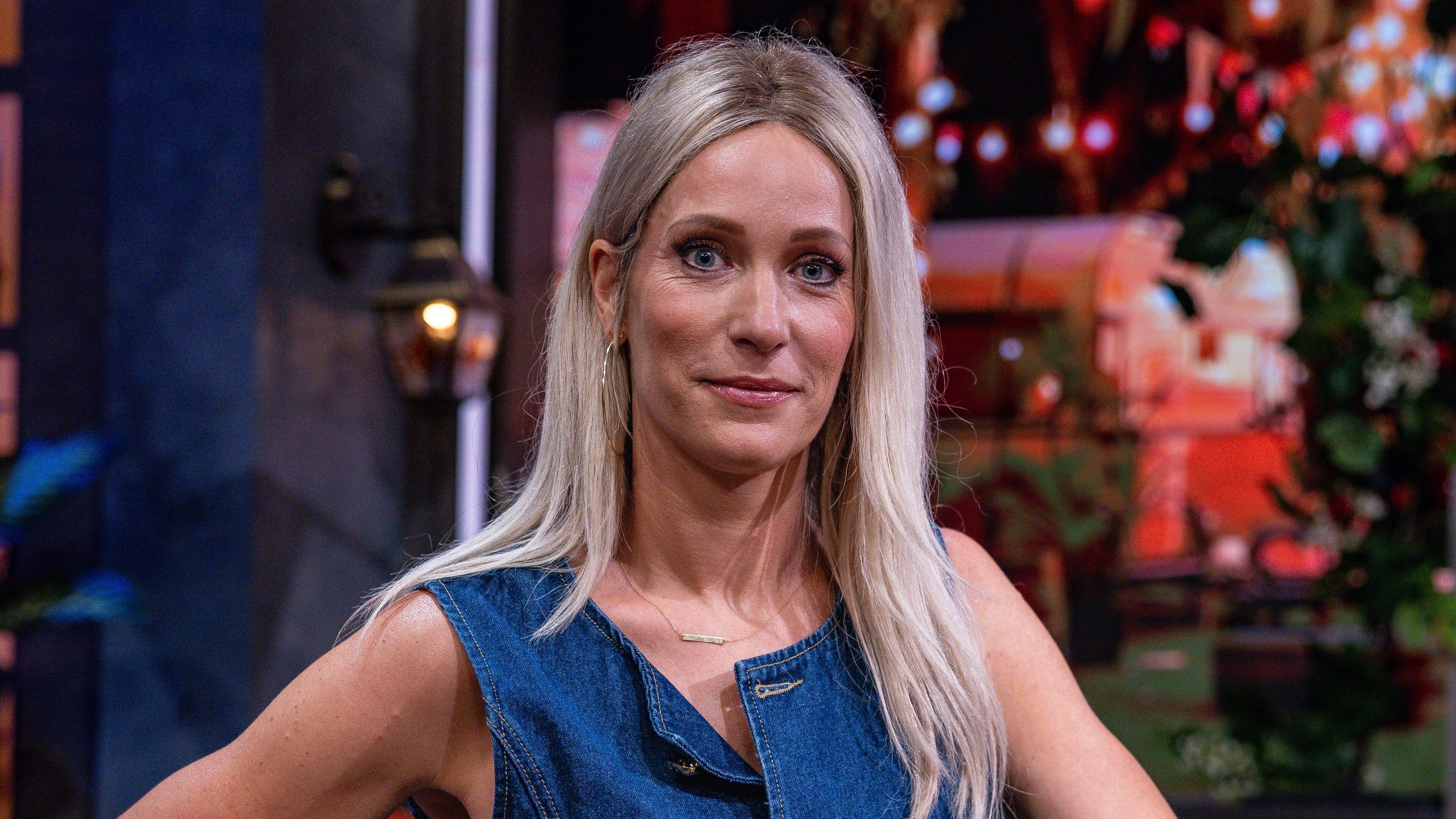 Hélène Hendriks mist De oranjezomer door ’familieomstandigheden’, precentatrice maandag wel weer aanwezig