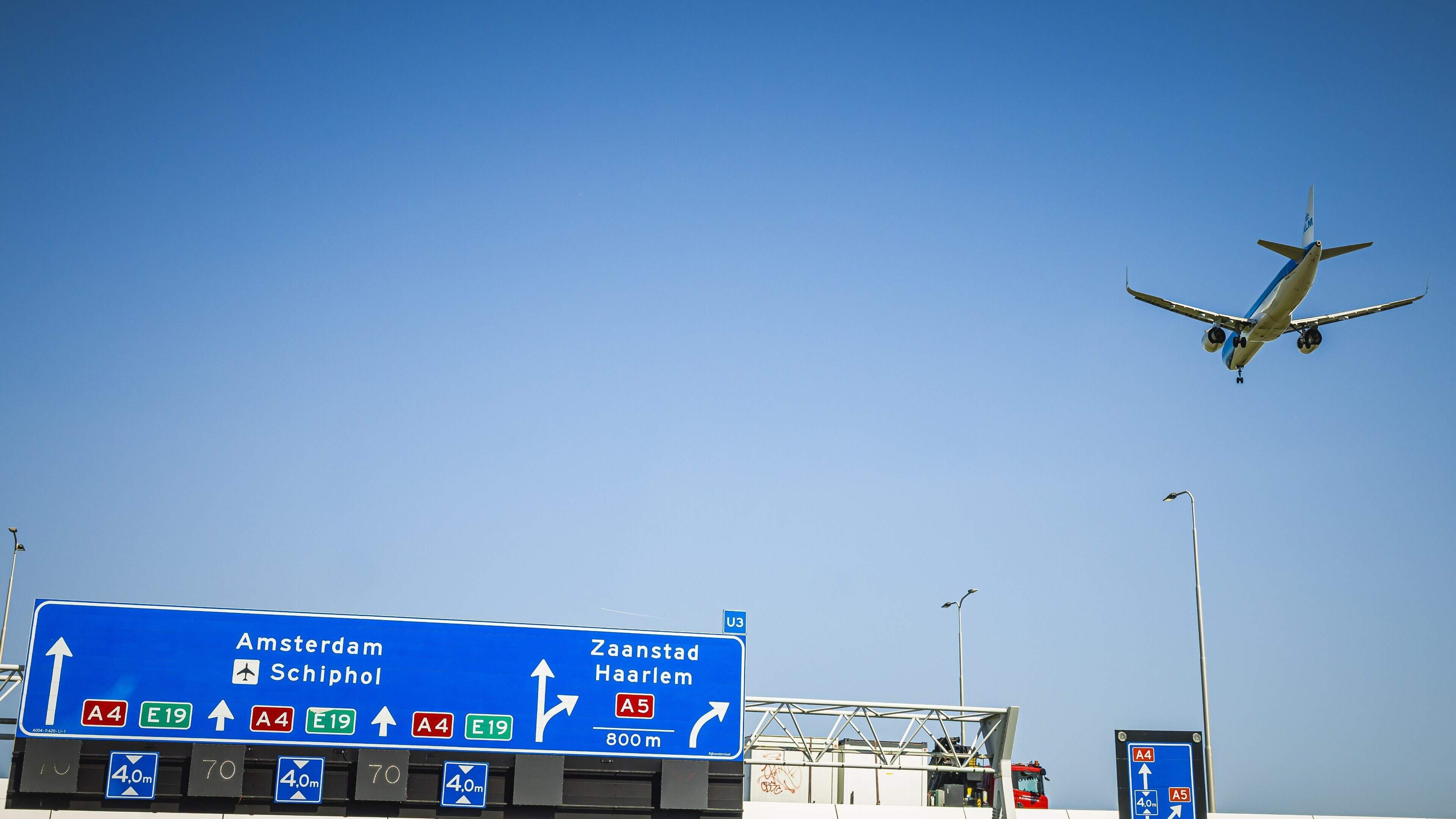 Schiphol geeft luchtvaartmaatschappijen korting om Midden-Oosten