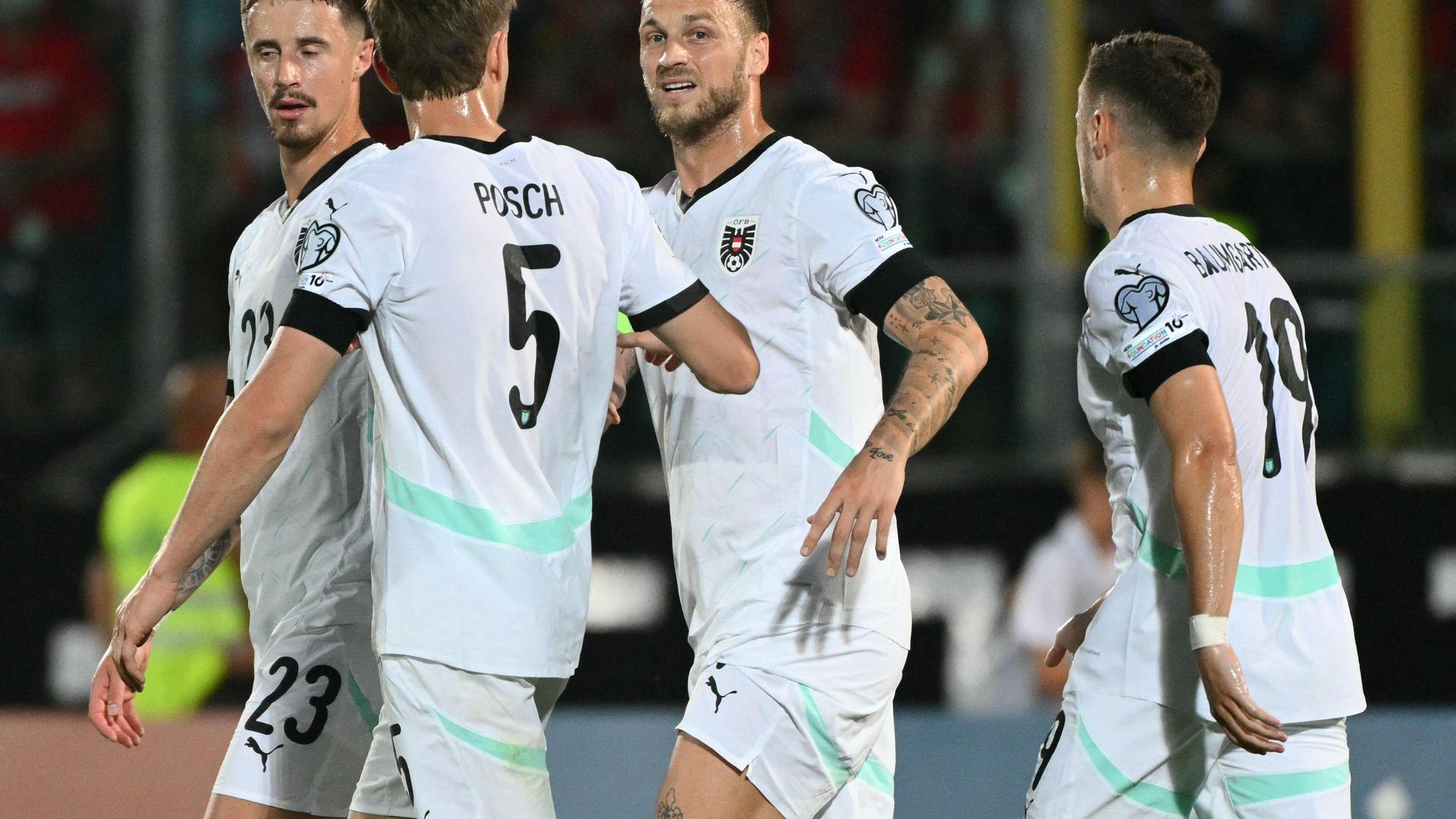 Marko Arnautovic (M) viert de 3-0 met zijn Oostenrijkse ploeggenoten. 