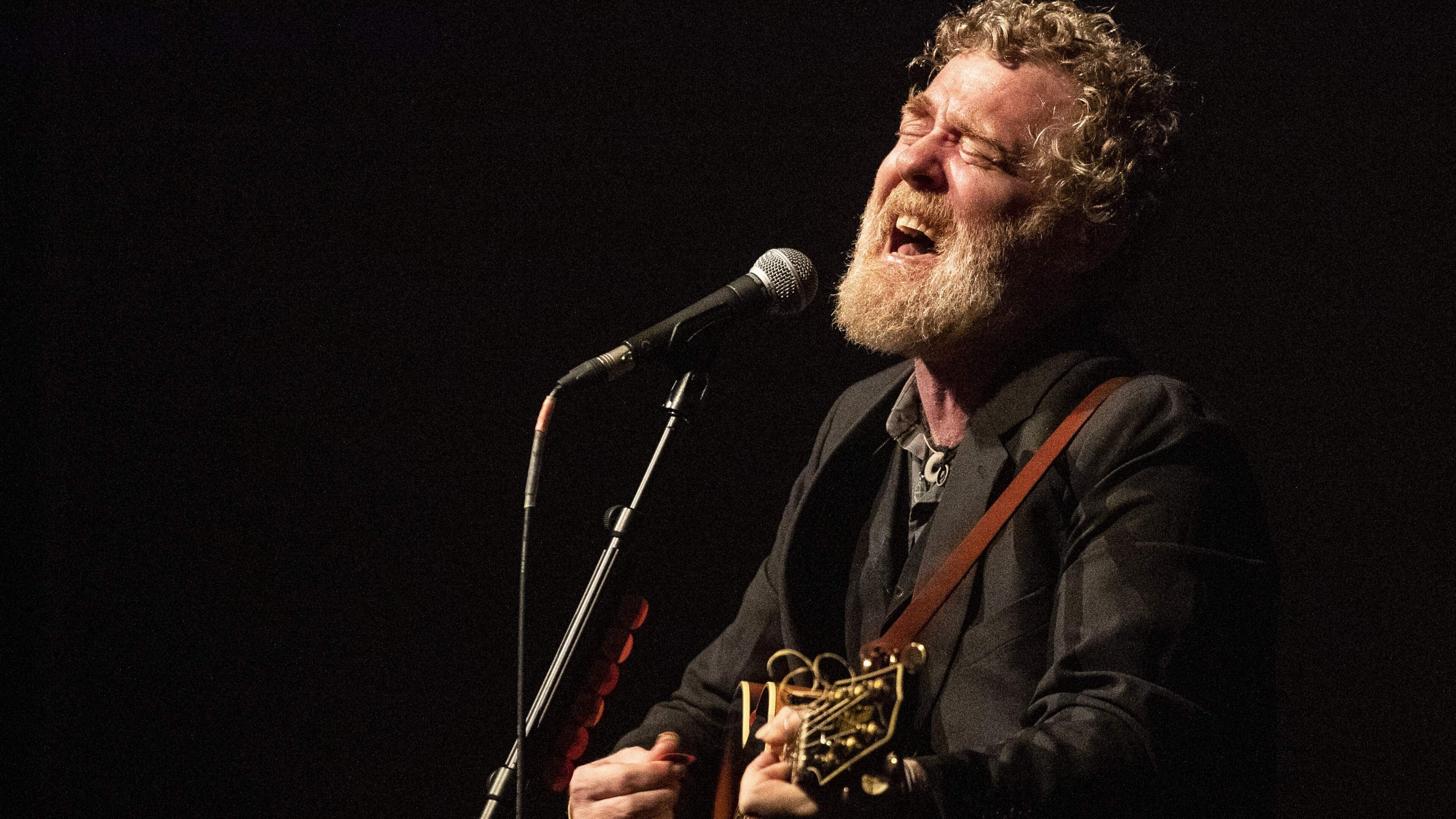 Ierse zanger en Oscarwinnaar Glen Hansard (56) omgekomen bij motorongeluk
