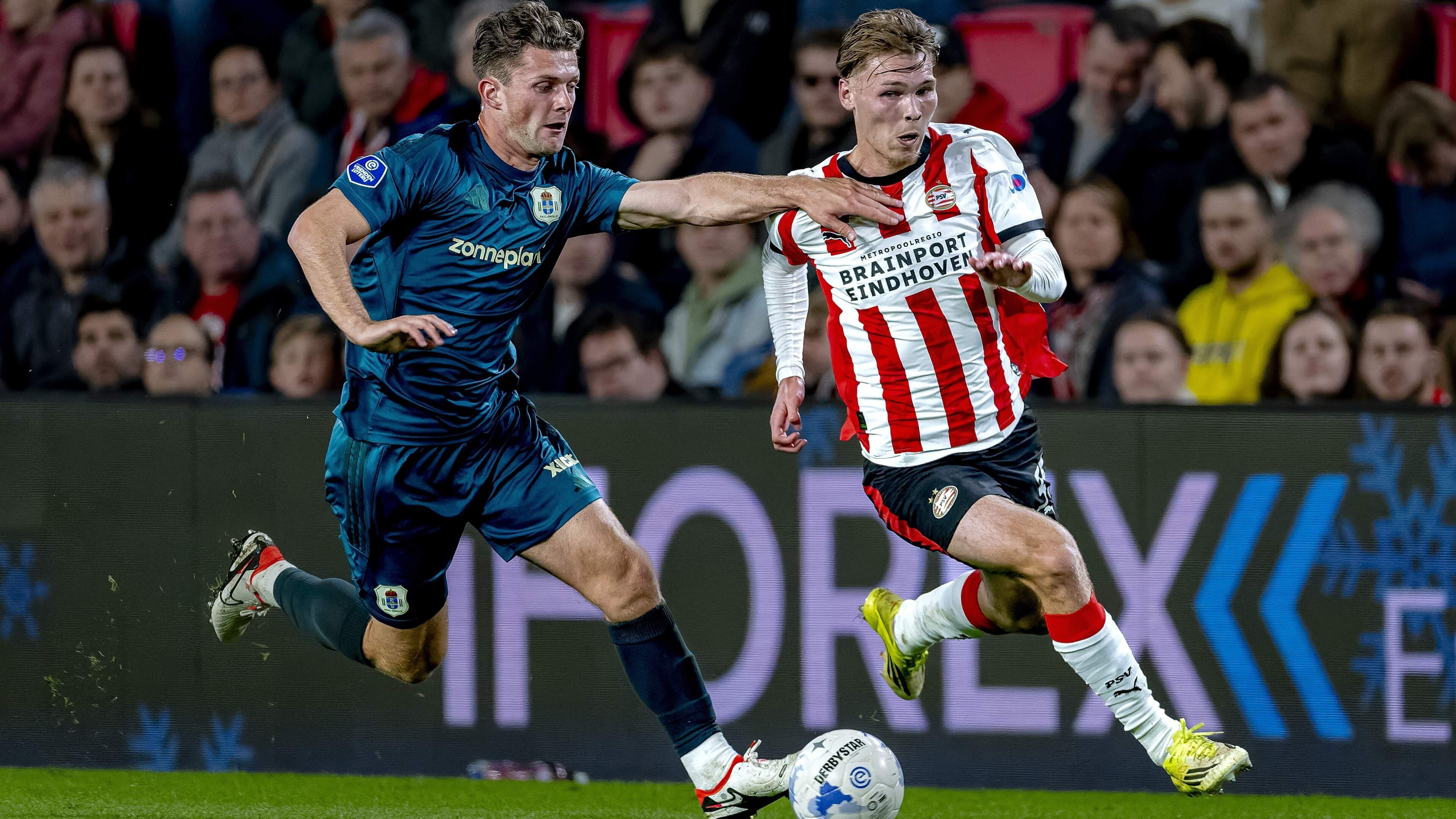 Peter Bosz prijst PSV-basisdebutant Joël van den Berg na dikke overwinning op PEC Zwolle