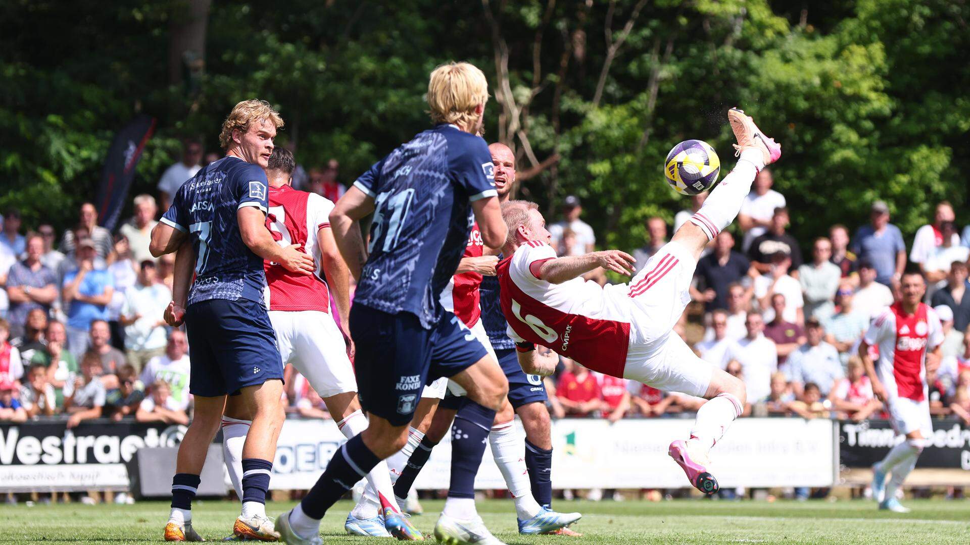Davy Klaassen probeert een omhaal.