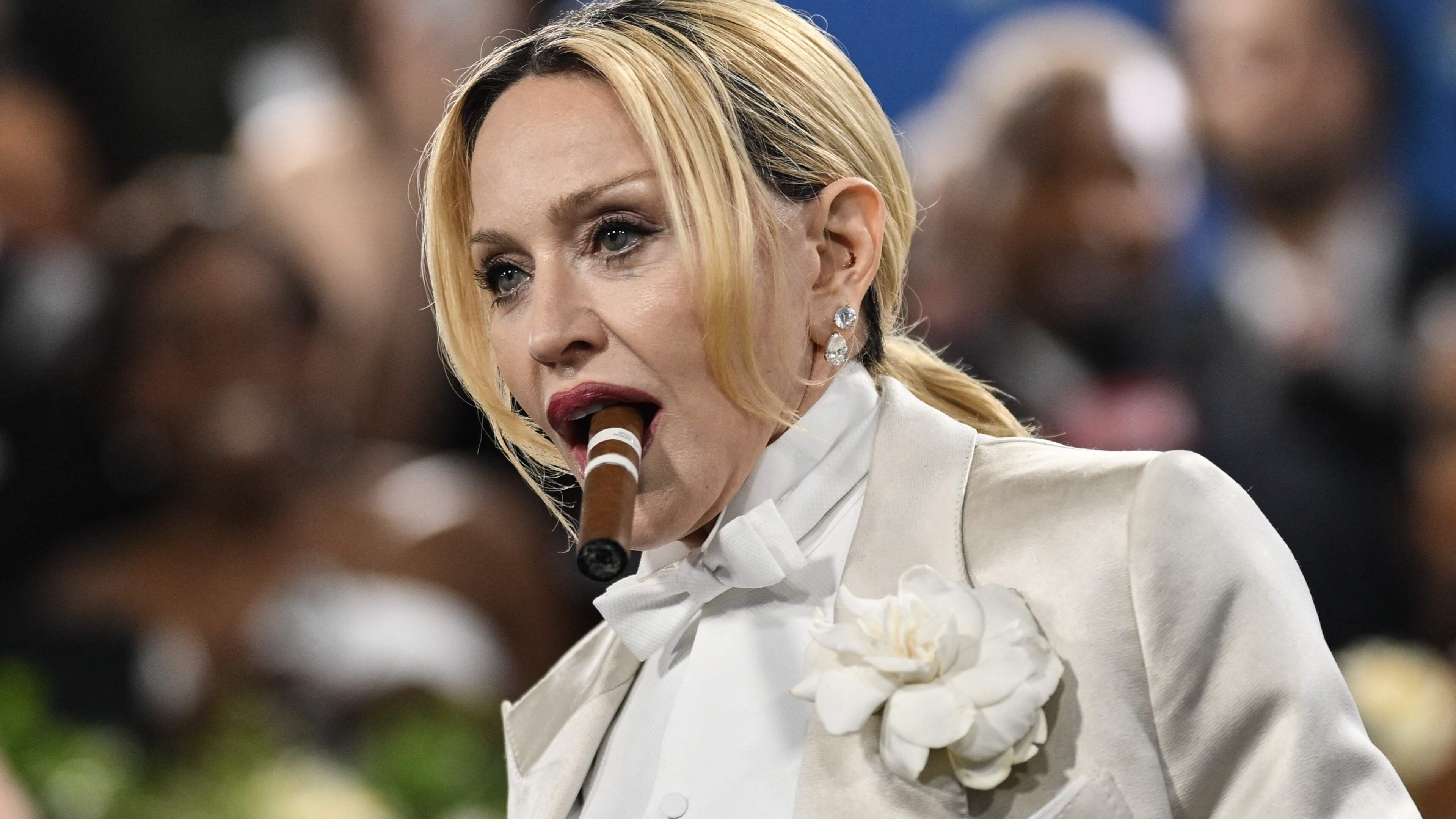 Madonna slaat alarm: kleding en sieraden verdwenen na Coachella-show: ’Mogelijk van golfkarretje gevallen’