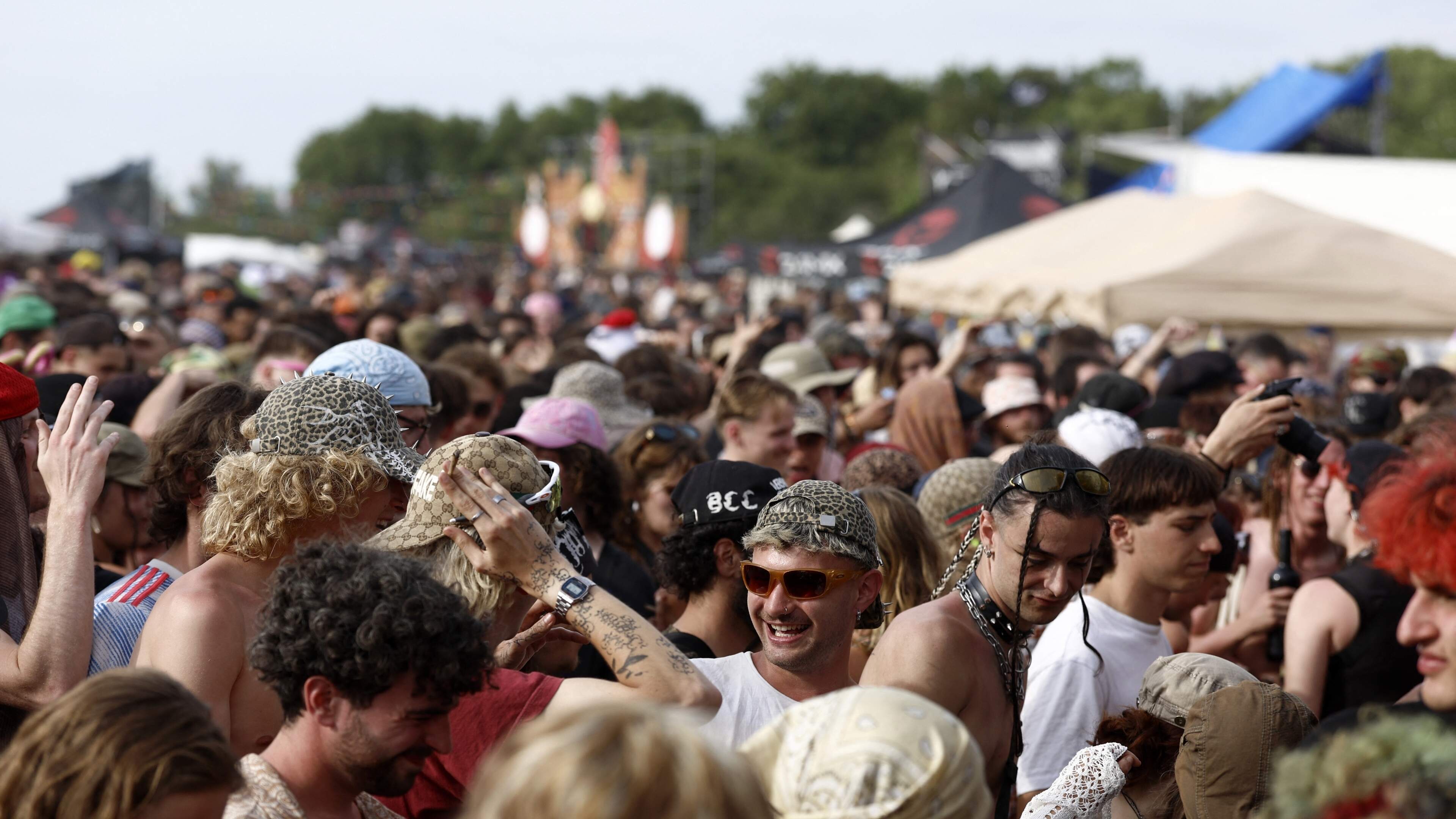 Illegale rave op militair terrein in Frankrijk lokt 40.000 feestgangers, onontplofte granaat weggehaald