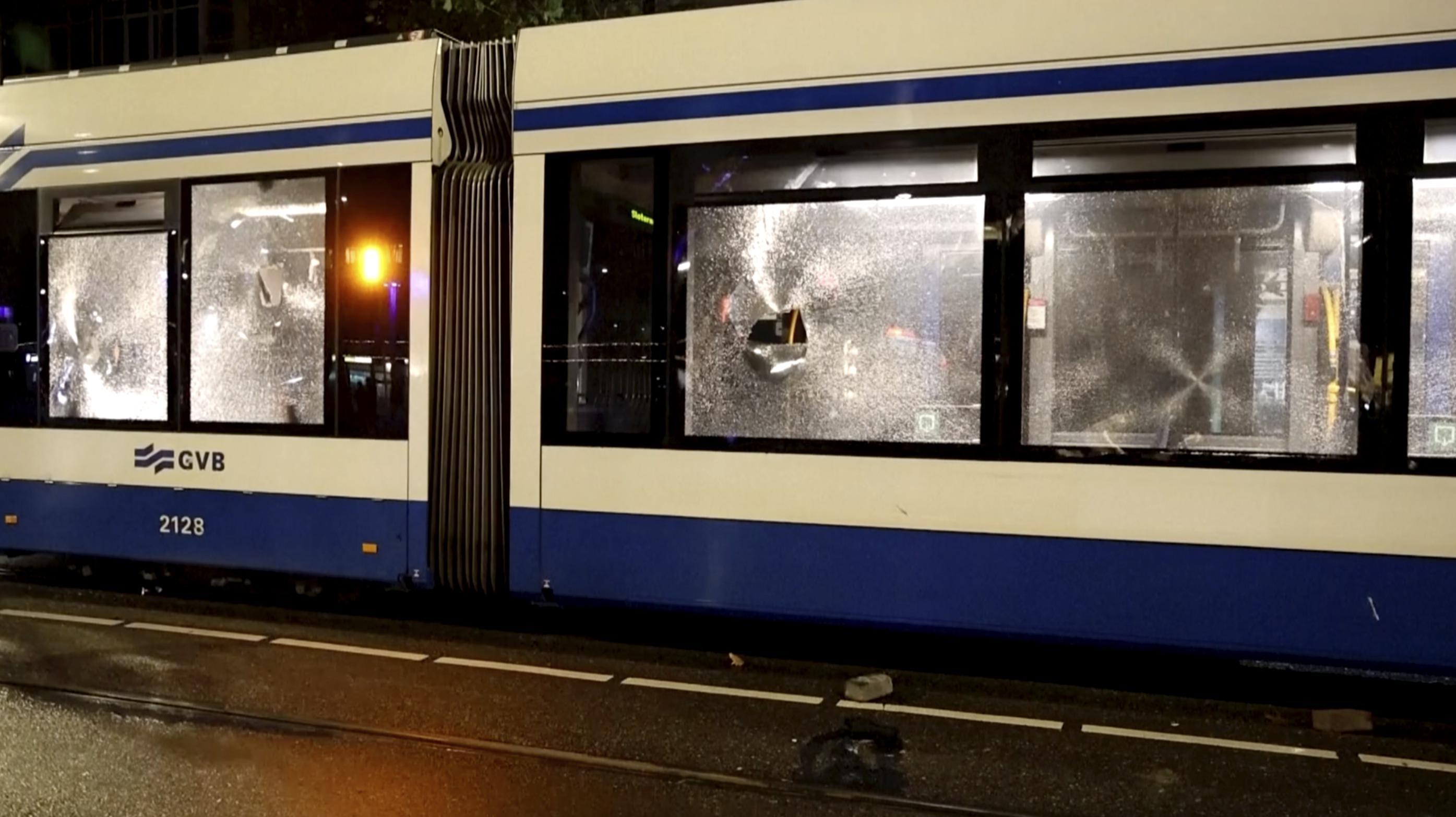 Jongen (16) aangehouden om gooien explosief in tram Amsterdam Nieuw-West