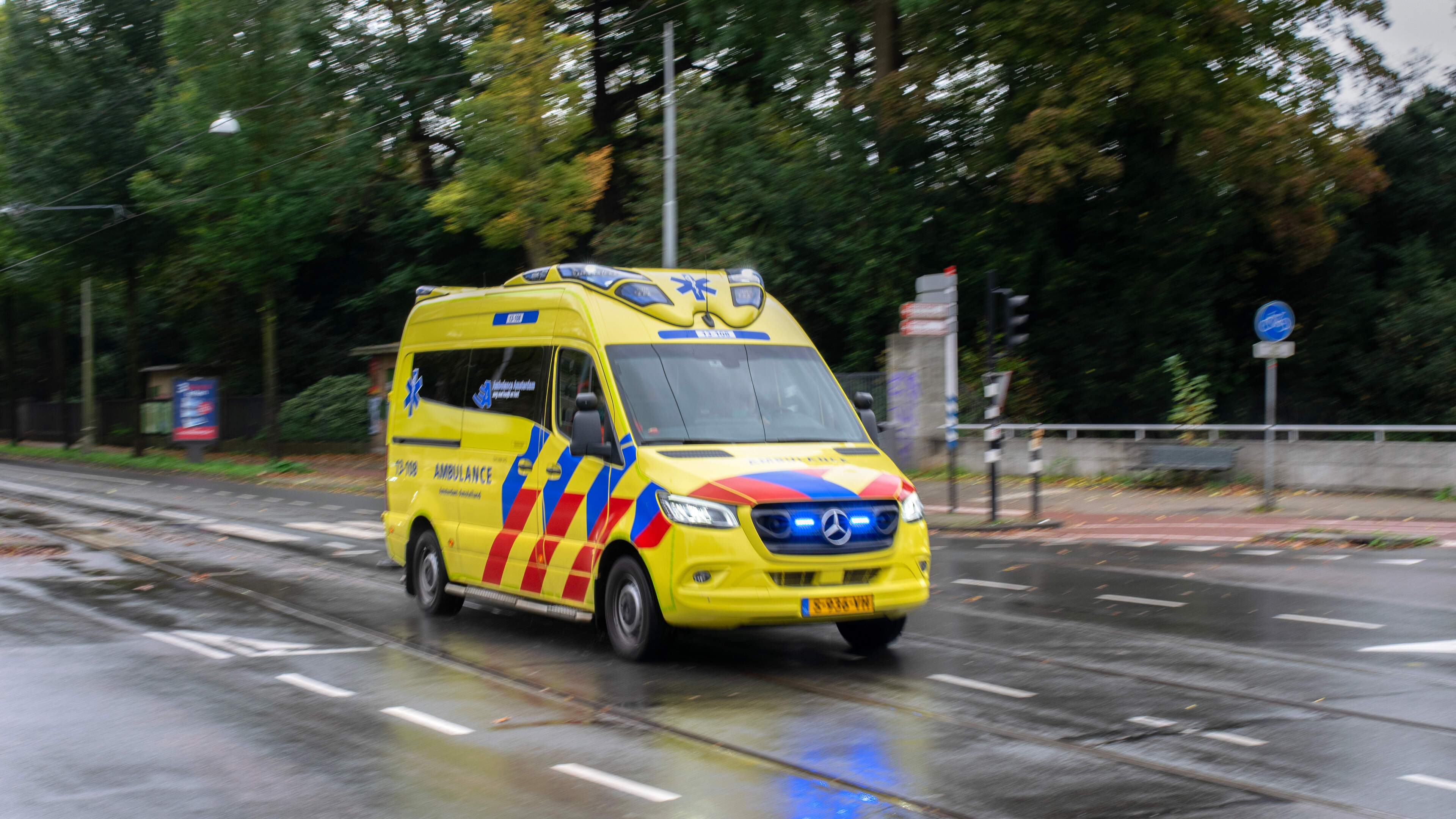 Schadevergoeding voor zoons van overleden hartpatiënt: ’Ambulance had de man meteen naar ziekenhuis moeten brengen’