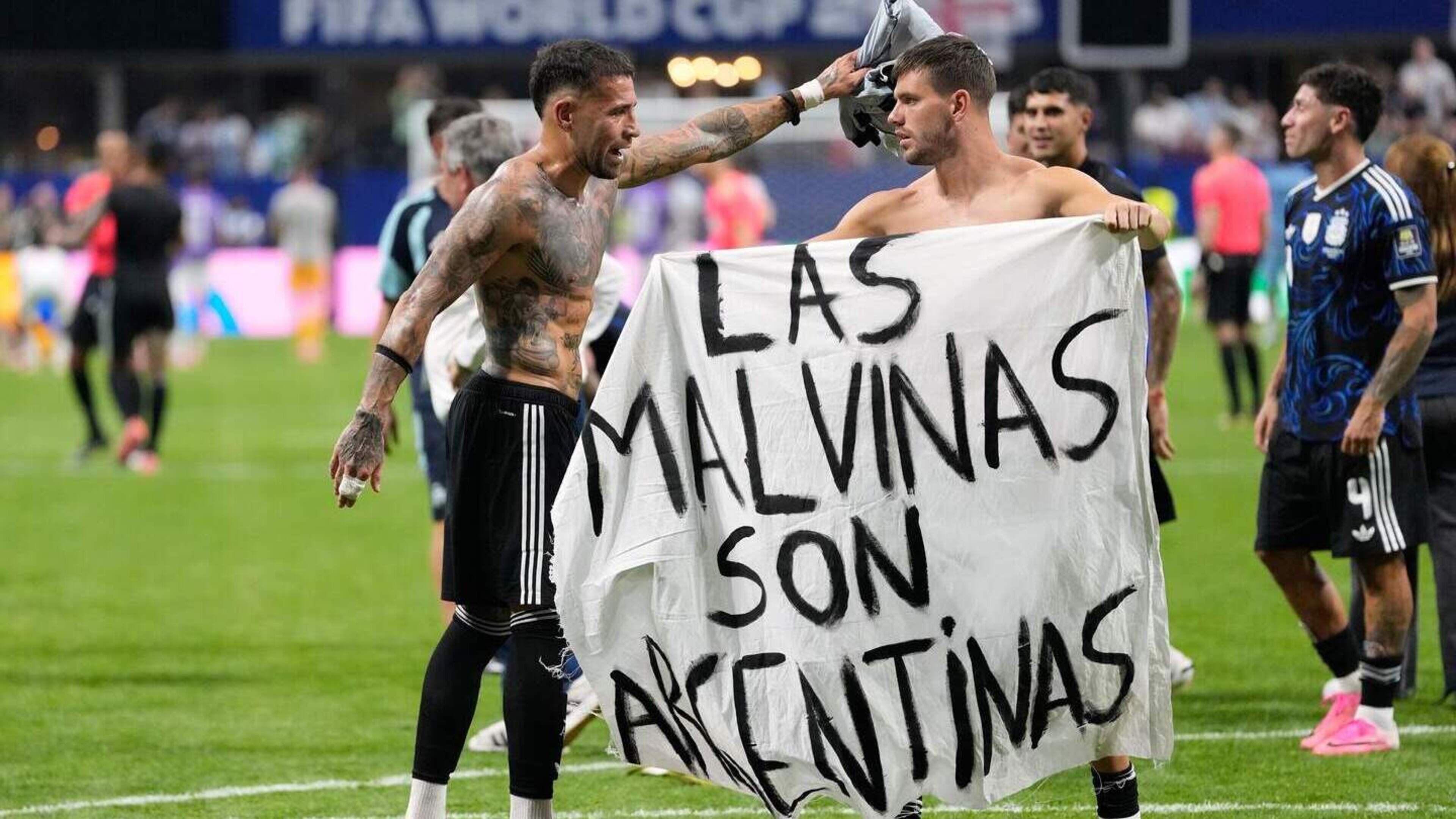 Argentijnen gooien met beladen spandoek extra olie op het vuur na zege op Engeland
