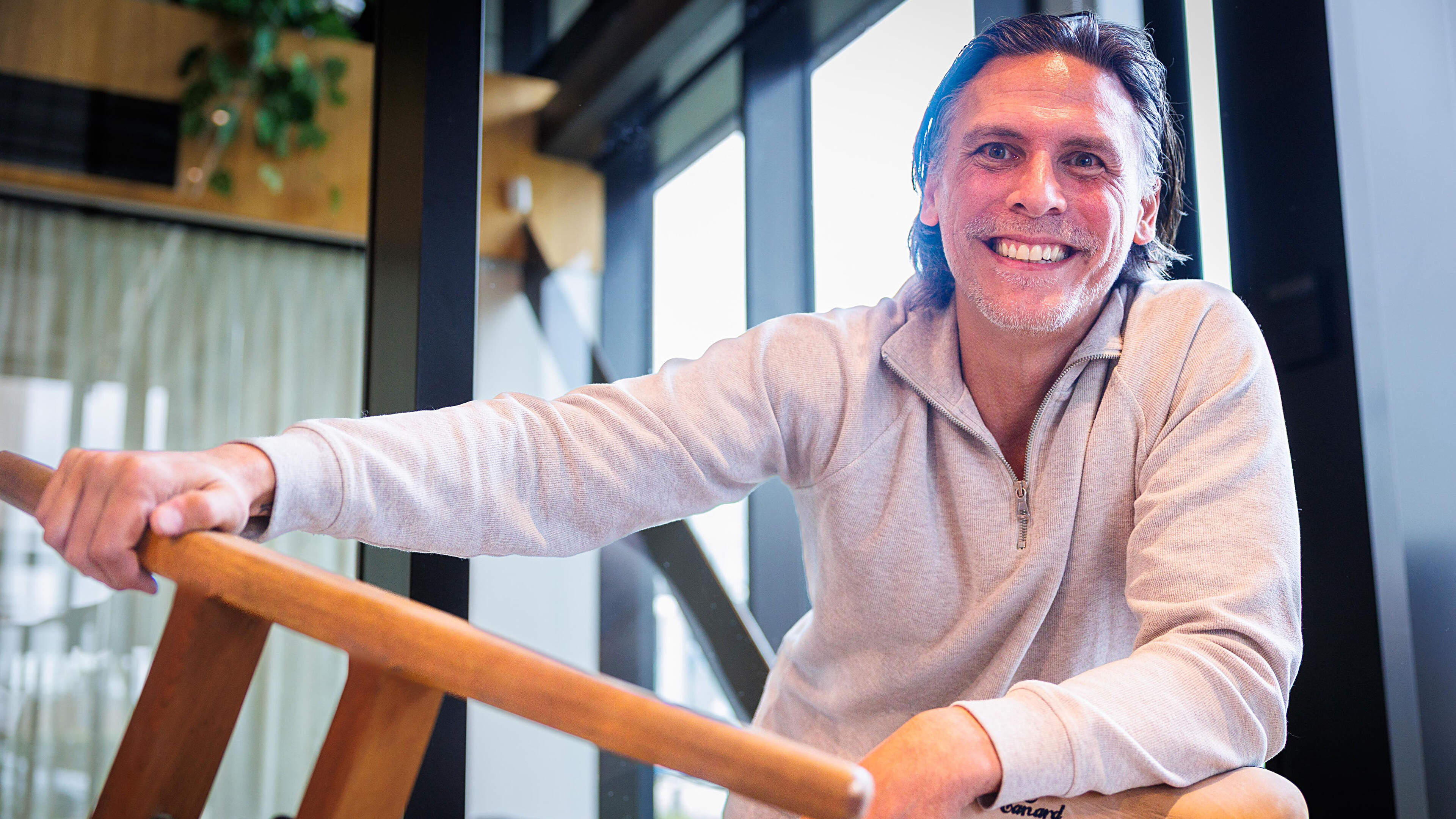 Voormalig Ajacied Milan Berck Beelenkamp verruilt voetbalwereldje voor vervuilde grond: ’Ik ben erin gerold’