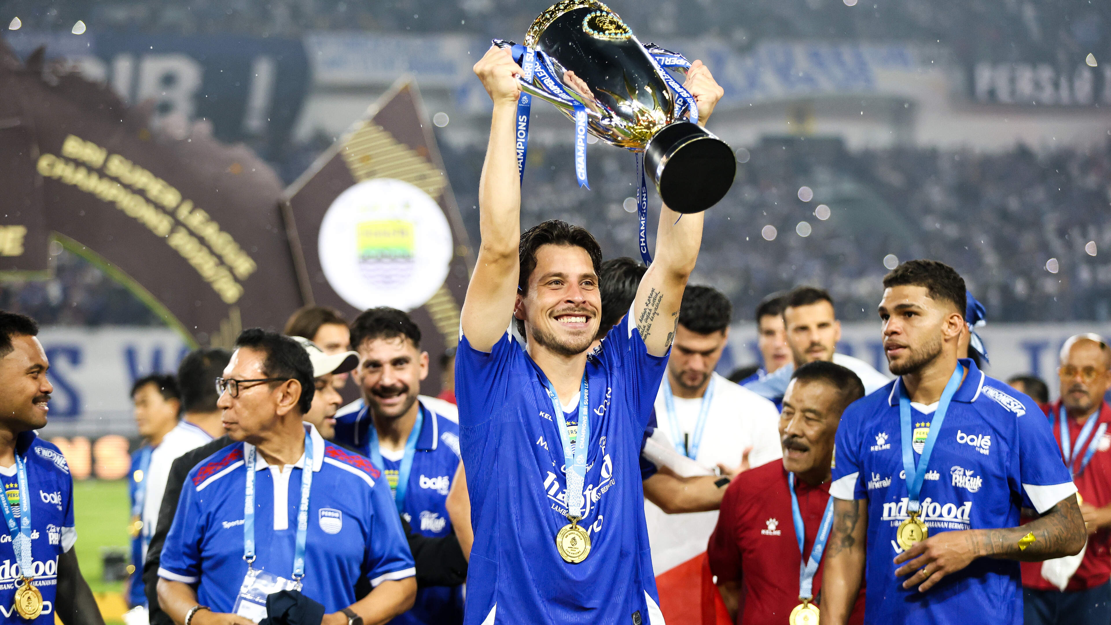 Een miljoen feestvierders in Bandung: Thom Haye, Eliano Reijnders en Marc Klok vieren Indonesische landstitel met PERSIB