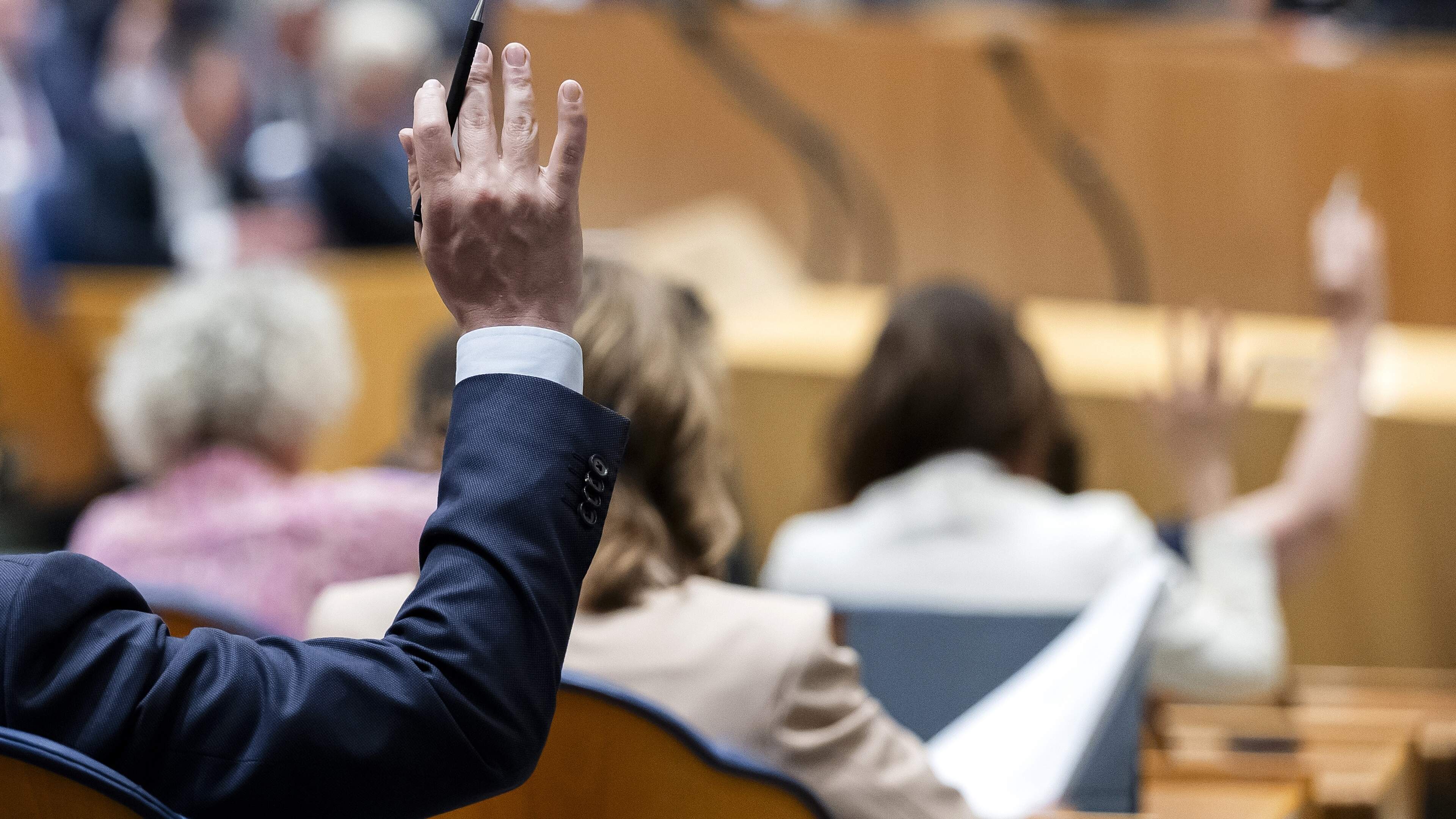 Meerderheid voor JA21-plan: IND moet telefoons asielzoekers blijven uitlezen, ook als dat wettelijk niet mag
