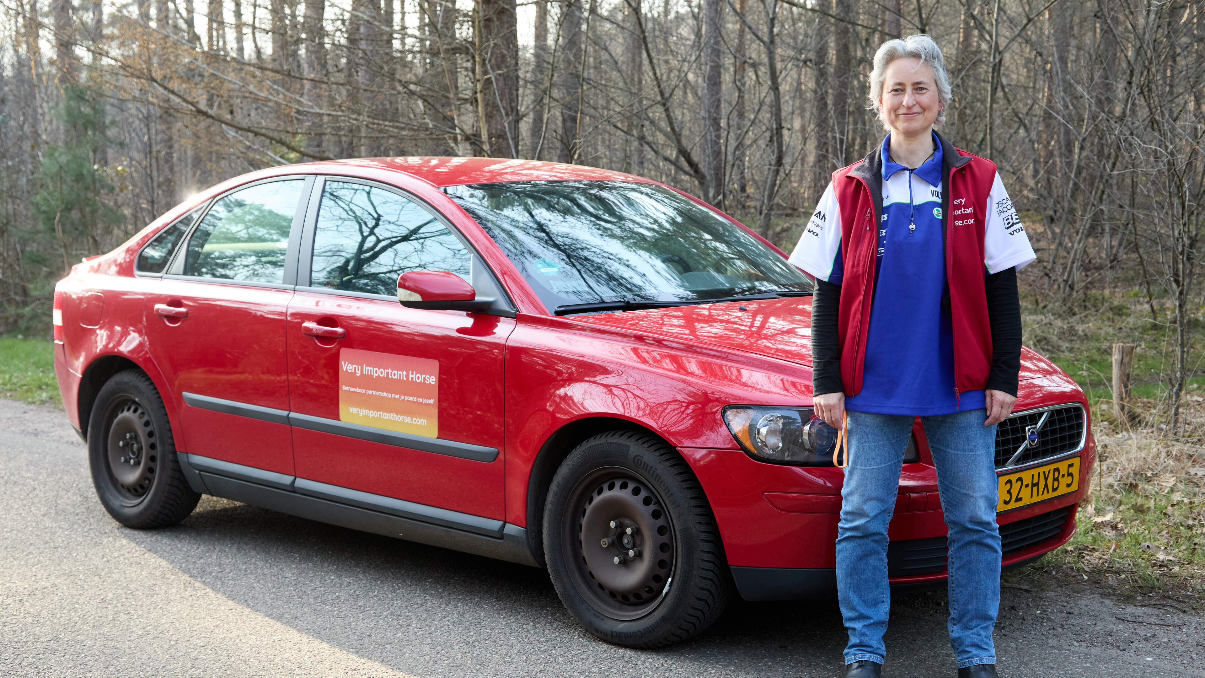 Hester (53) rijdt na twintig jaar nog altijd in haar eerste leaseauto: ’Er mankeert veel aan Red, maar ik kan hem niet wegdoen’